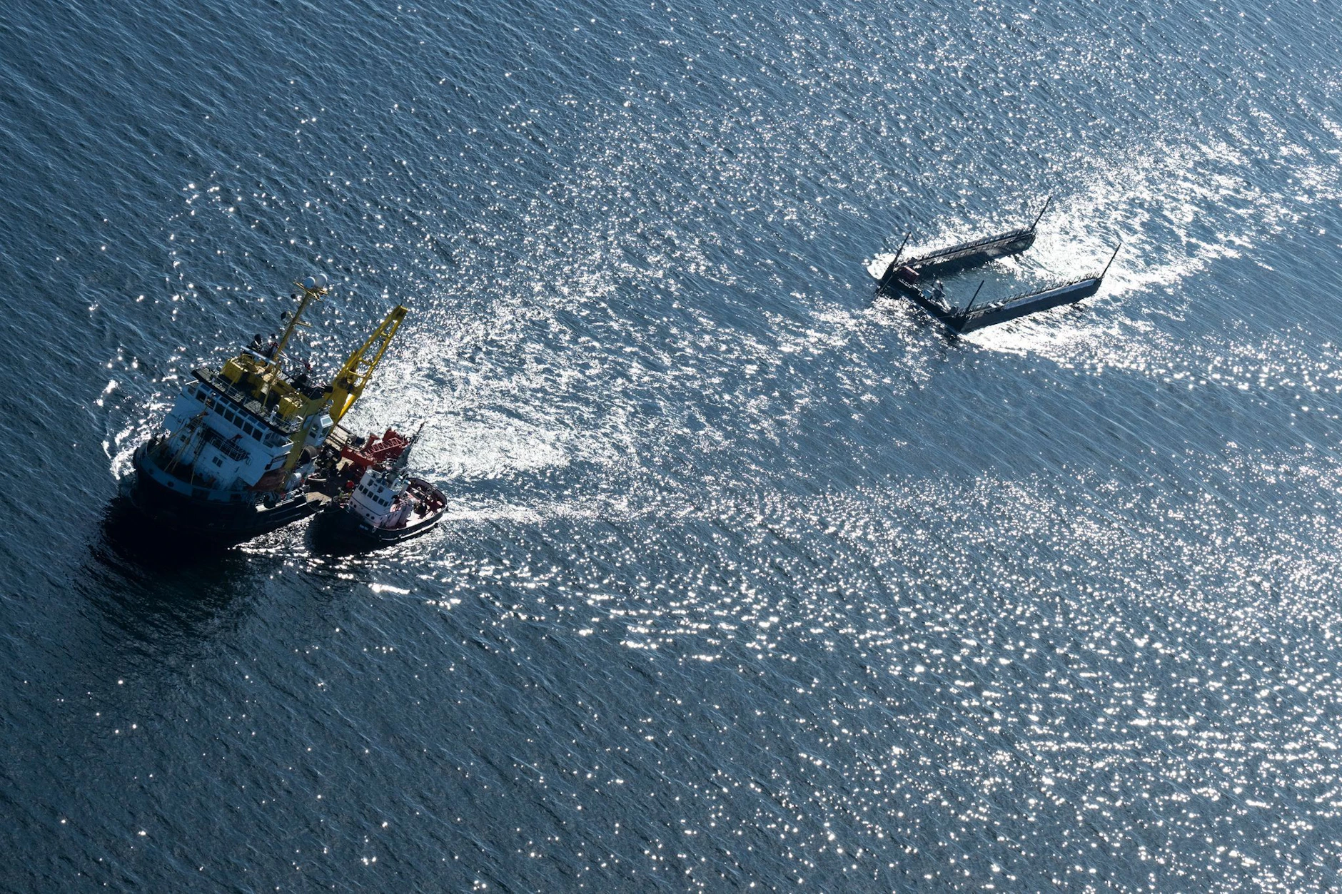Ein Schlepperverband zieht den Wal derzeit in einem mit Wasser gefüllten Lastkahn in Richtung Nordsee.