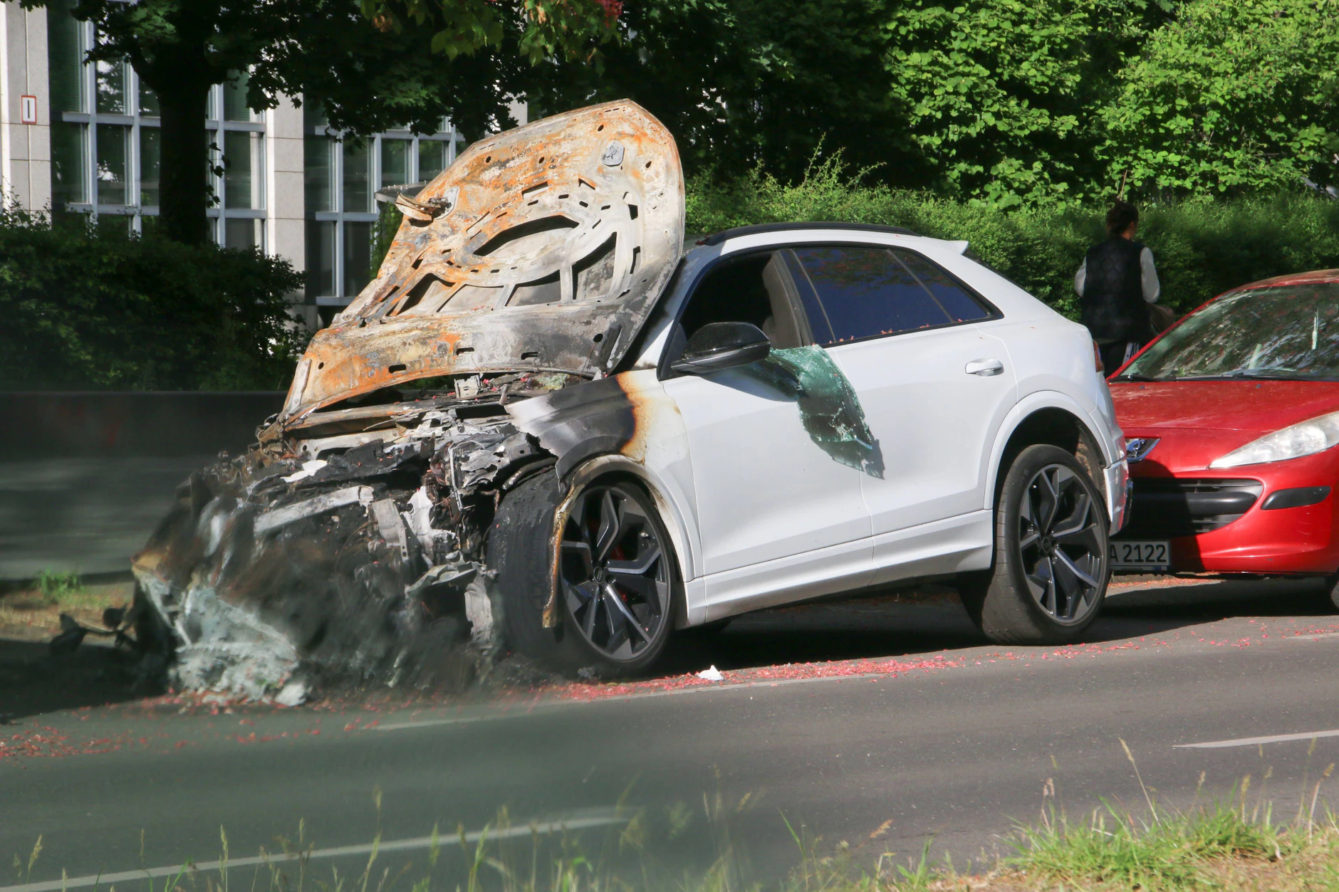 Archivbild vom 1. Mai 2024: Hier ist an der Hasenheide ein Auto ausgebrannt.