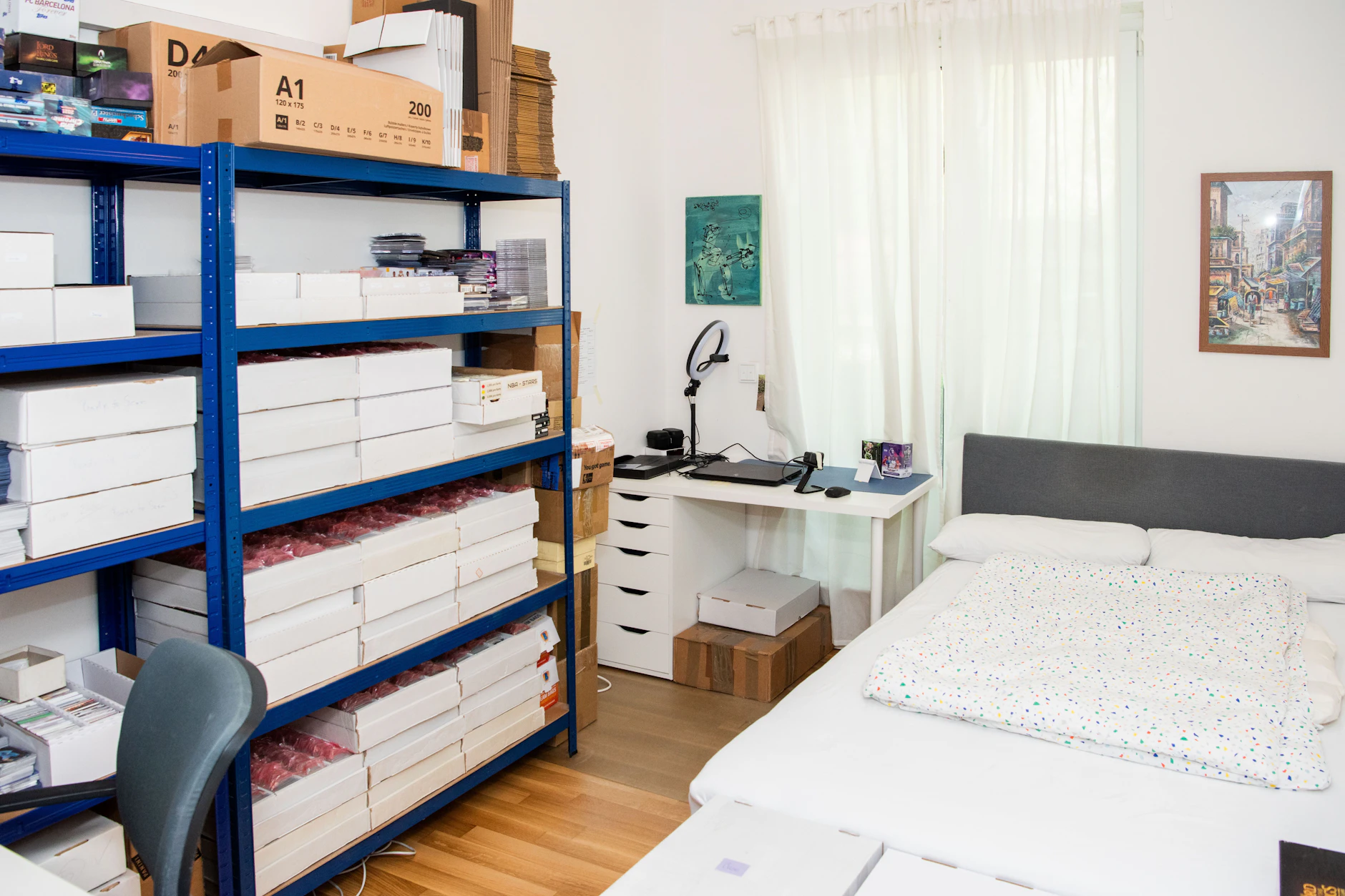 Im Gästezimmer in Pankow lagern die Samelkarten.