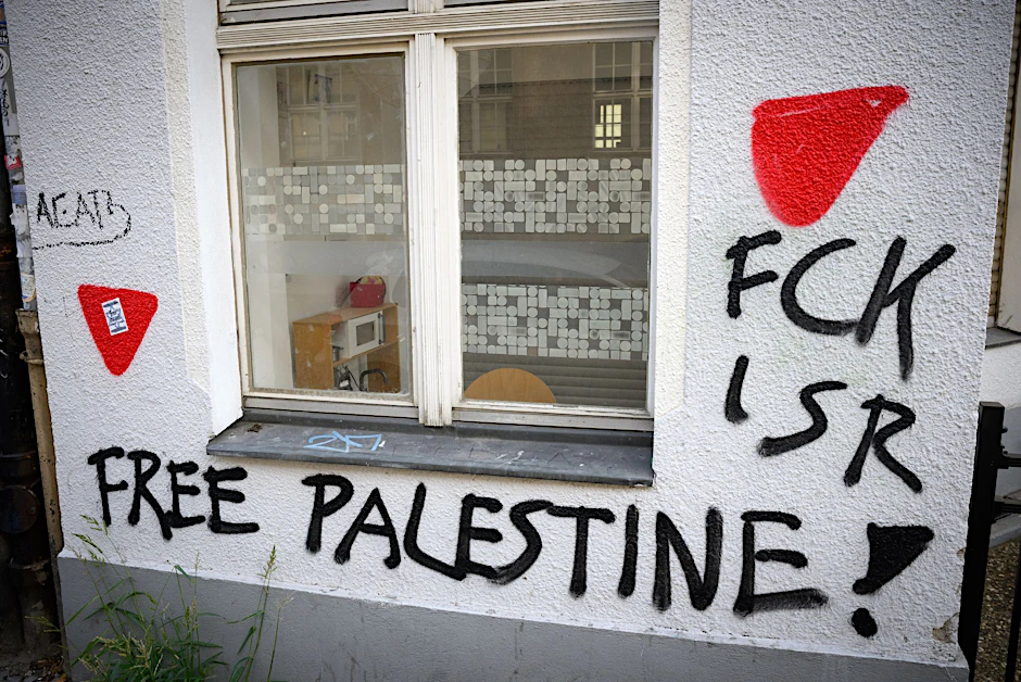 Immer wieder werden in Berlin sogenannte Hamas-Dreiecke, antisemitische und pro-palästinensische Parolen gesprüht. So sollen jüdische Bewohner und jüdische Einrichtungen markiert werden.