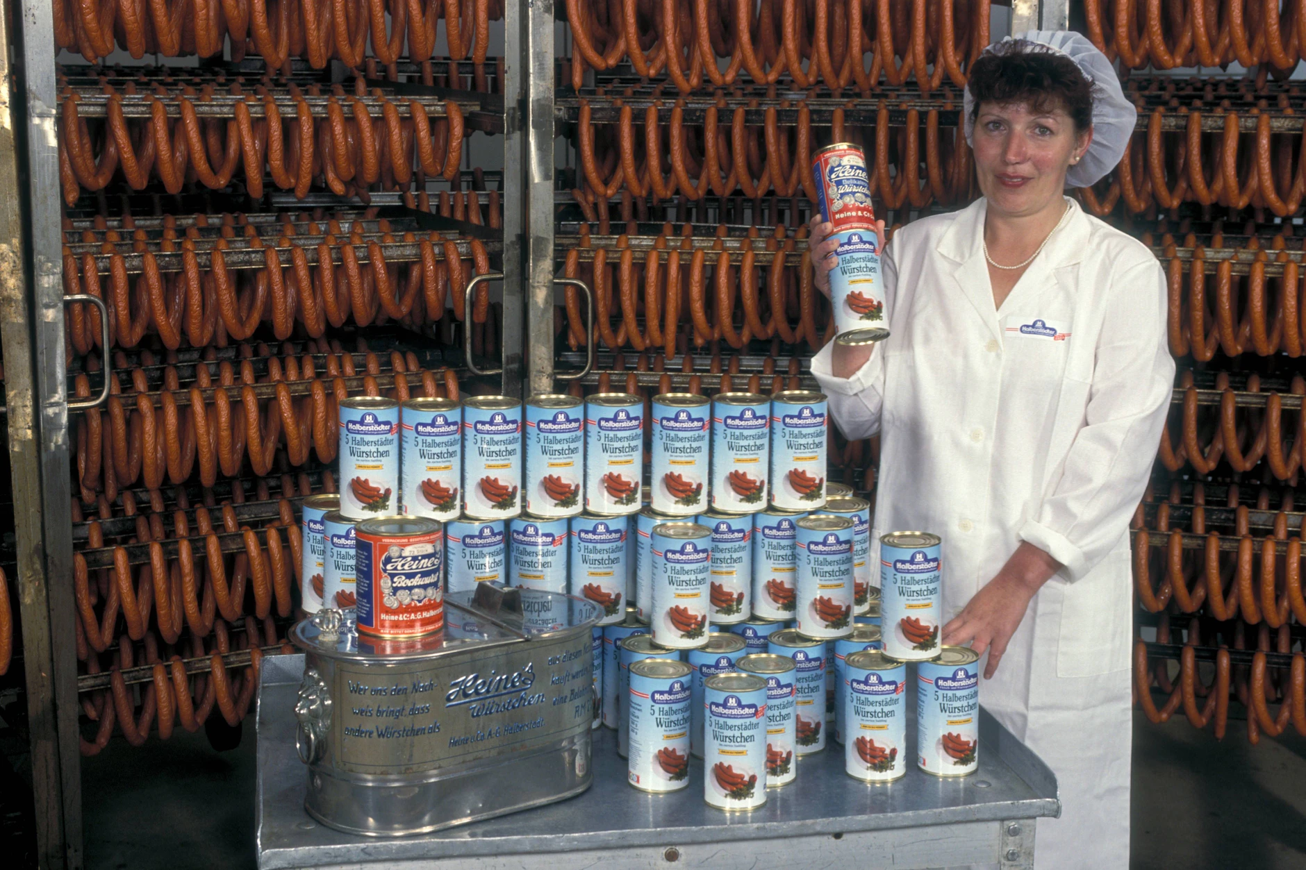 1996 gab es noch Grund zum Jubel: Gefeiert wurde damals 100 Jahre Wurstgeschichte. Die Halberstädtler sind die ältesten Dosenwürstchen der Welt.