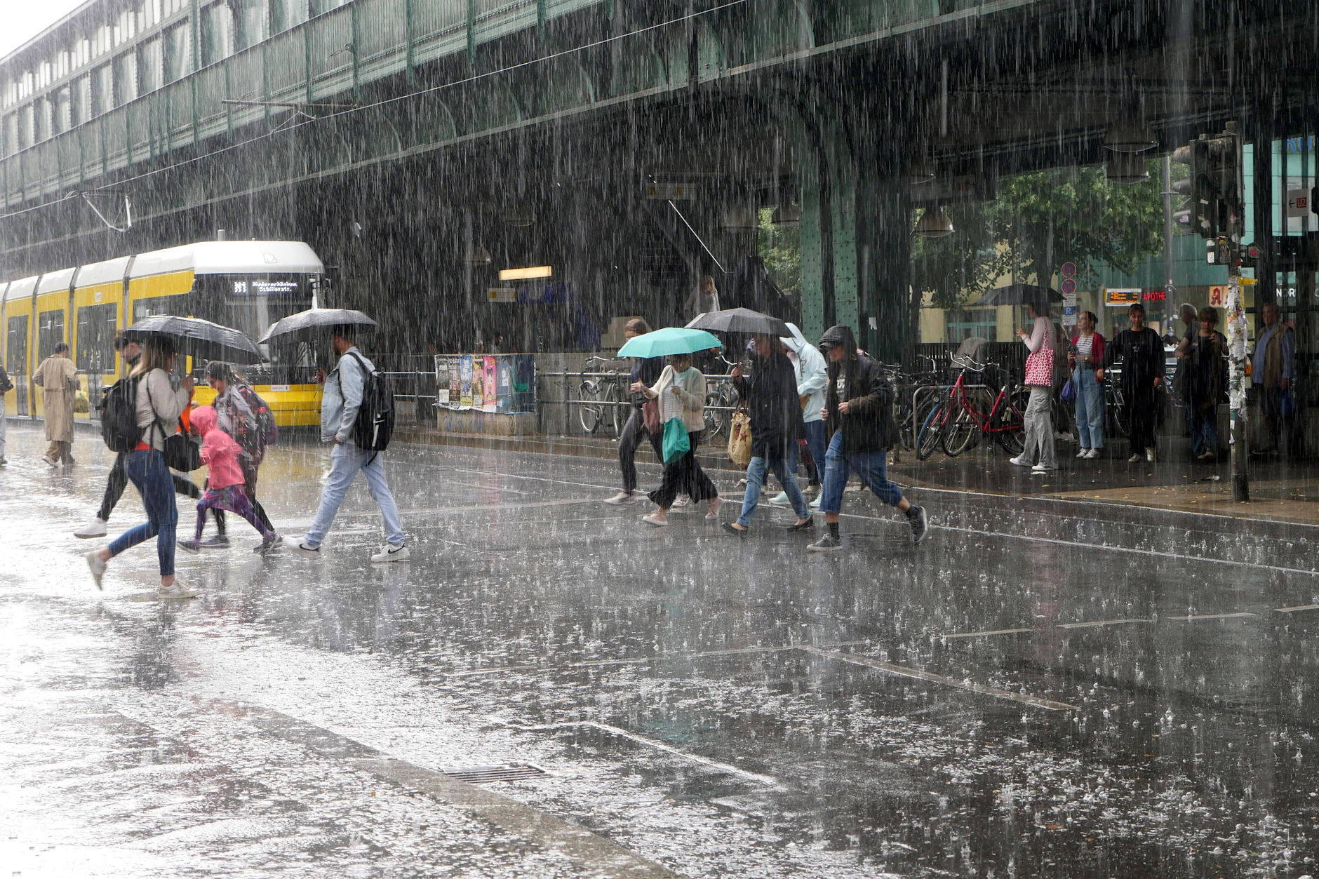Ob es der Starkregen auch bis Berlin schafft, wird sich zeigen. In einigen Regionen kann es laut Meteorologen sogar zu Überschwemmungen kommen.