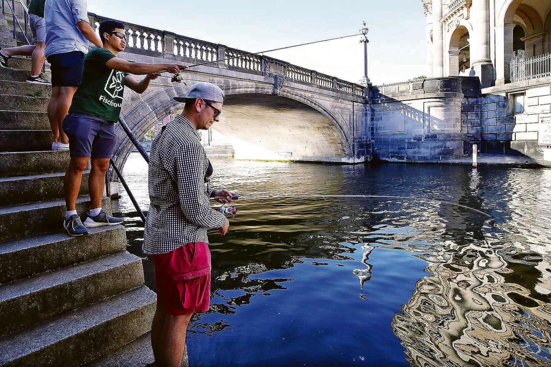 Angeln an der Spree mitten im Berliner Stadtgebiet: Ob diese Petrijünger hier einen Hecht landen können?