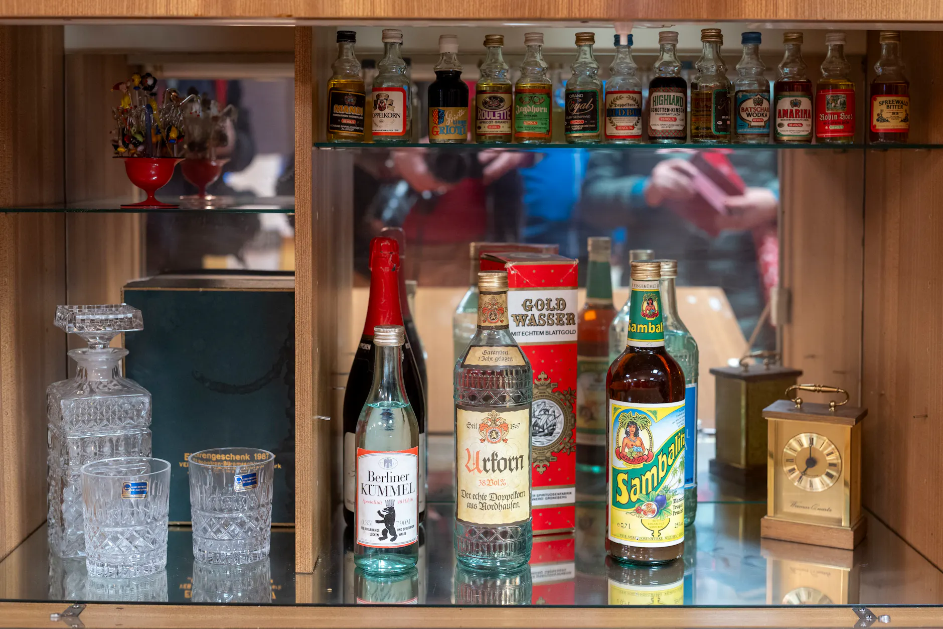 So wie in dieser kleinen Bar im Depot des DDR Museum Berlin in Marzahn sah es in der DDR in vielen Schrankwänden aus: Liköre und Schnäpse kamen häufig auf den Tisch, ob Kümmel, Korn oder tropische Früchte im Sambalita.