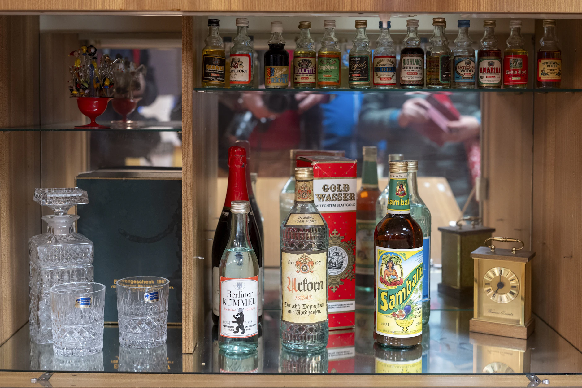 So wie in dieser kleinen Bar im Depot des DDR Museum Berlin in Marzahn sah es in der DDR in vielen Schrankwänden aus: Liköre und Schnäpse kamen häufig auf den Tisch, ob Kümmel, Korn oder tropische Früchte im Sambalita.
