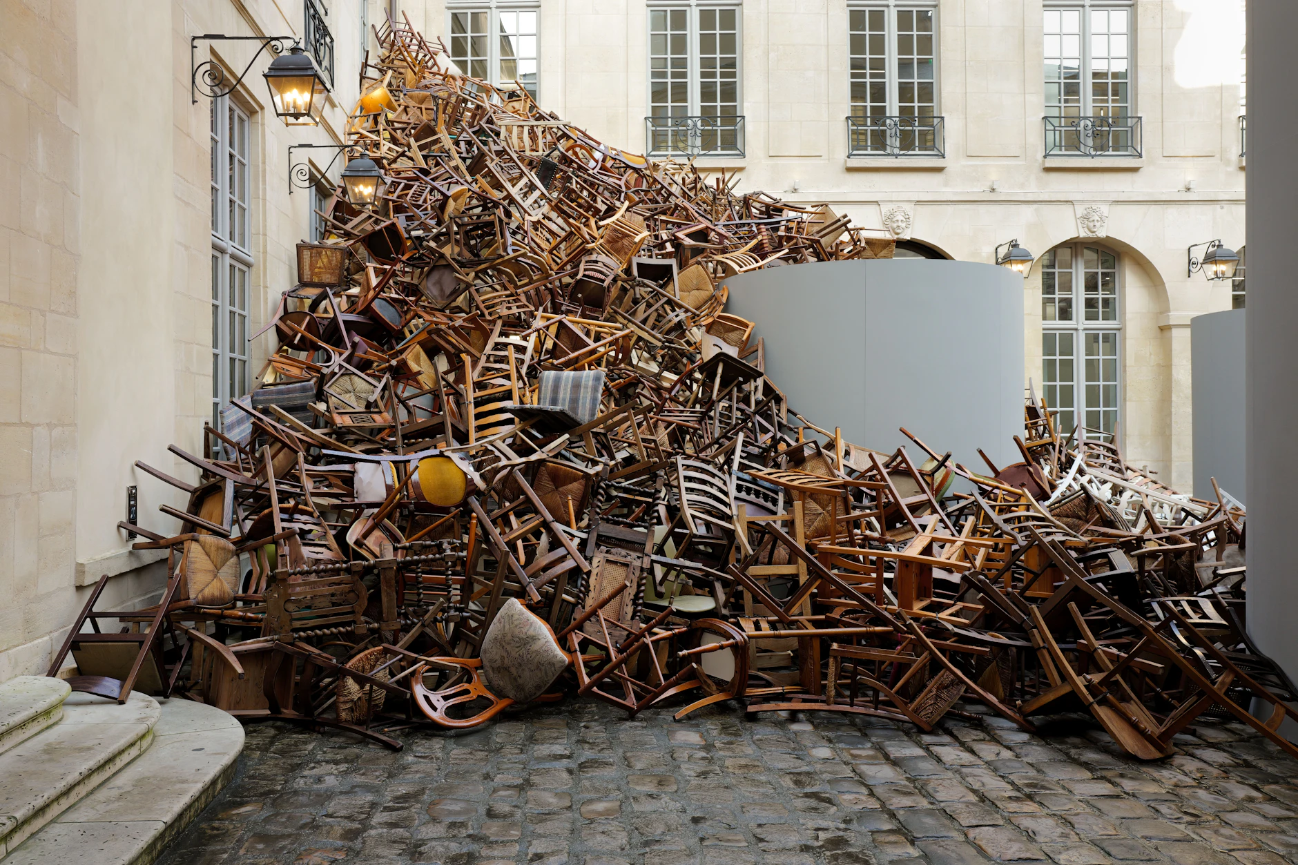 Entrümpelungsaktion? Die Installation „Avalanche“ von Tadashi Kawamata am Dover Street Market ist präzise geplante In-Situ-Kunst.