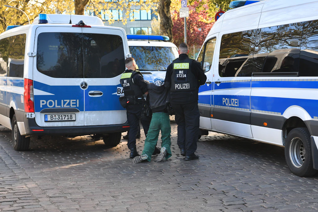 Demonstranten blockieren erneut die Zufahrt zum Werksgelände von Rheinmetall