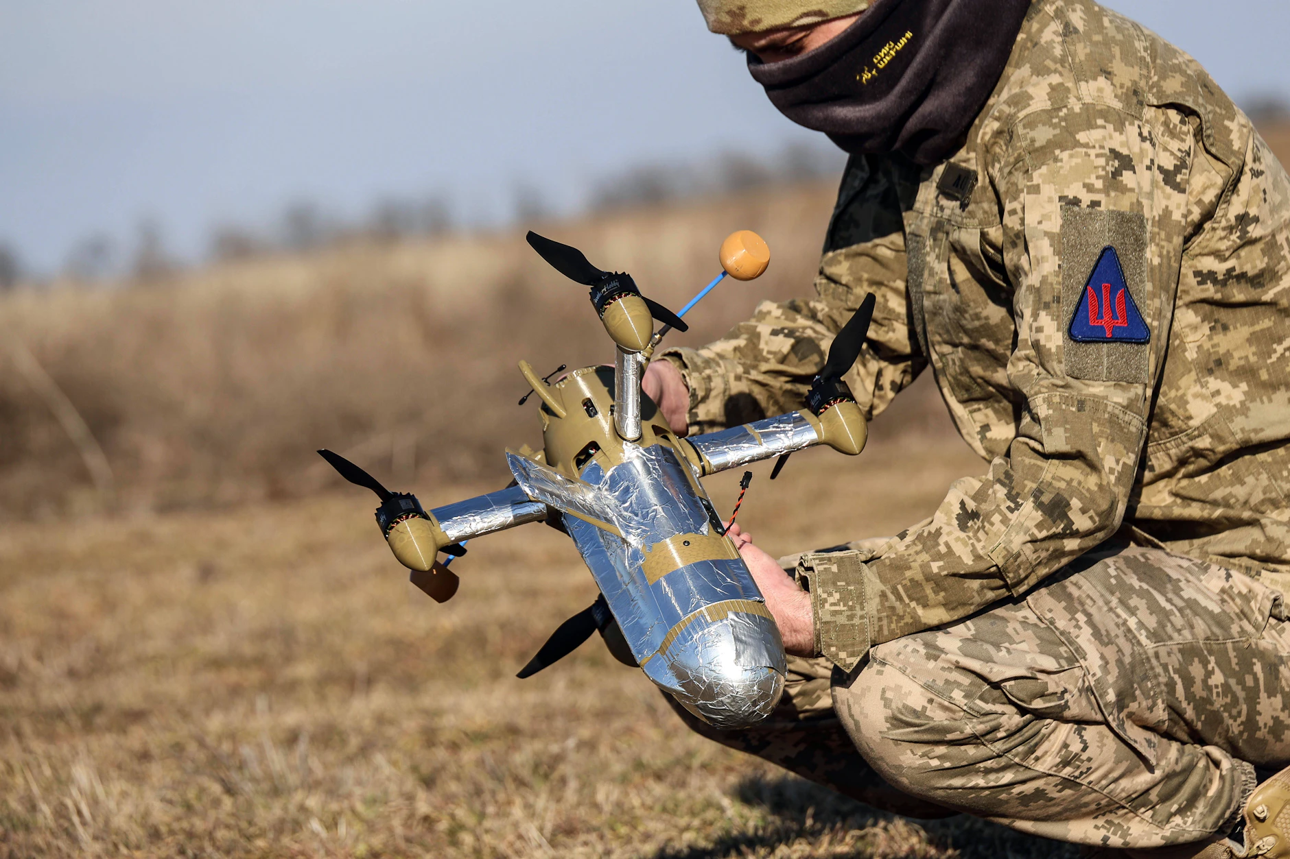 Ein Soldat in der Ukraine hält eine Abfangdrohne in der Hand.