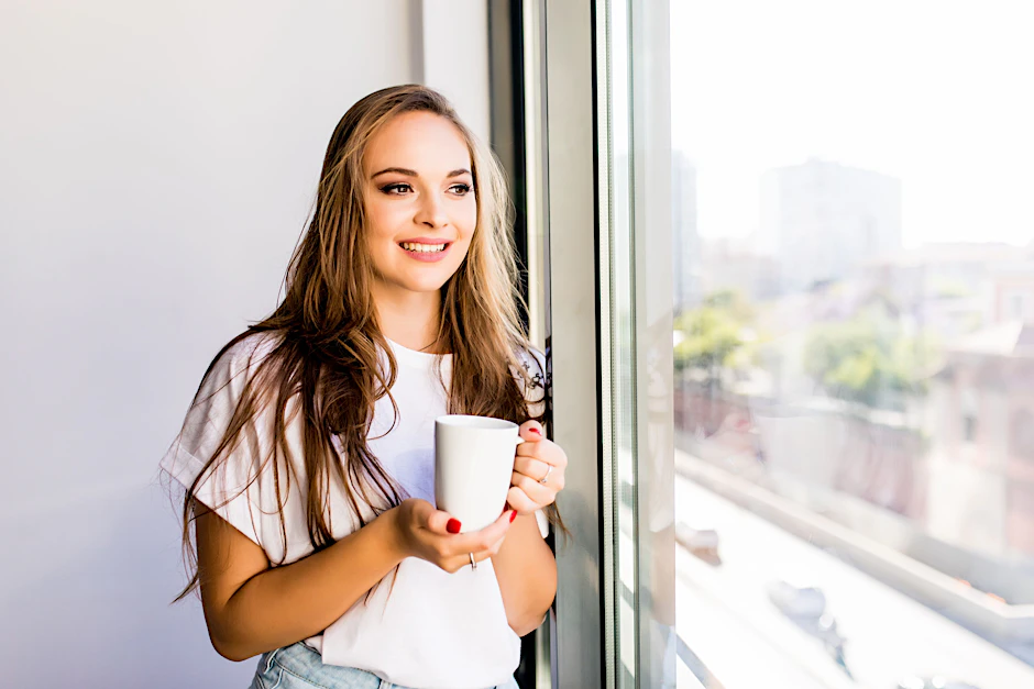 Mit einem Kaffee in der Hand und dem Blick nach vorne – der 4. Mai bringt allen zwölf Sternzeichen einen Montag mit echtem Rückenwind.