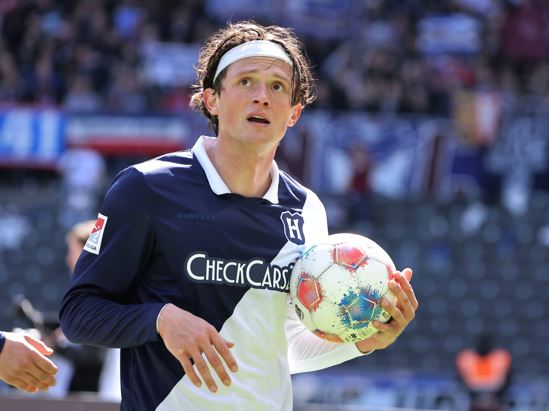 Fabian Reese ist nach dem verpassten Hertha-Aufstieg enttäuscht. Er fragt sich selbst, ob er noch in Berlin bleiben soll.