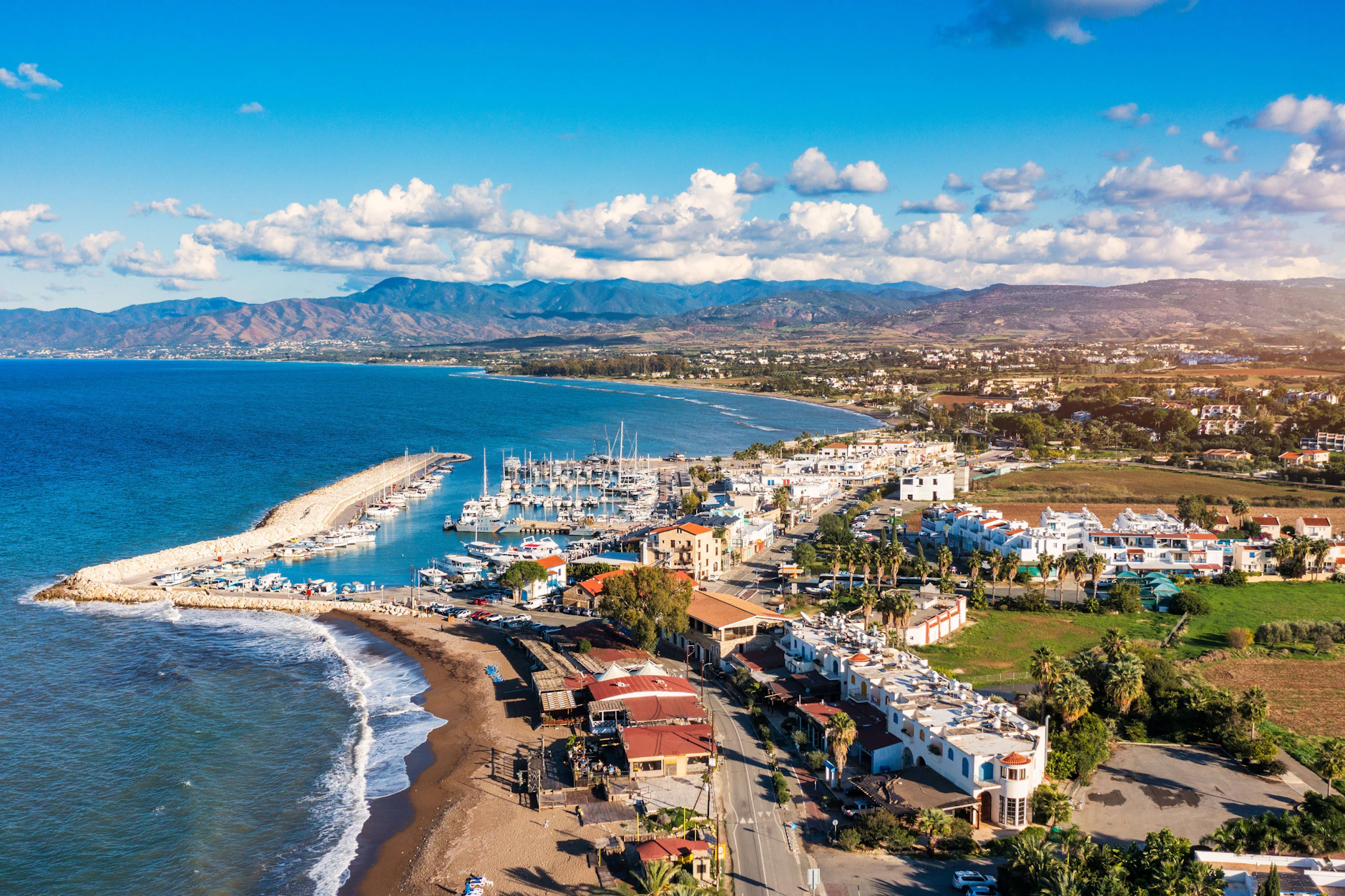 Der malerische Hafen von Latchi befindet sich in Paphos, also im Westen von Zypern.