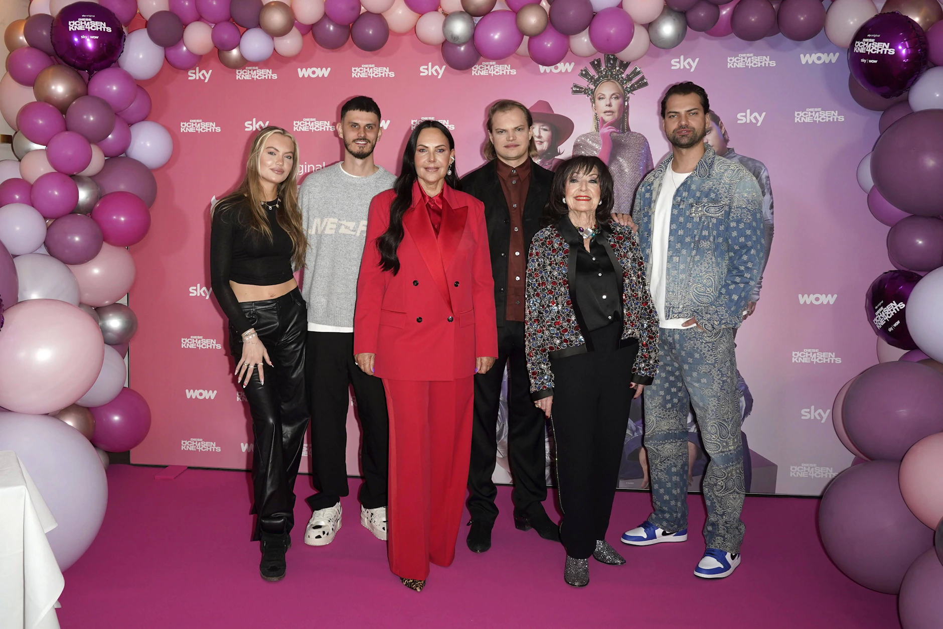 Tochter Cheyenne Savannah (v.l.), Schwiegersohn Nino Sifkovits, Natascha, Sohn Wilson Gonzalez, Mama Bärbel Wierichs und Sohn Jimi Blue bei der Premiere ihrer Serie „Diese Ochsenknechts“