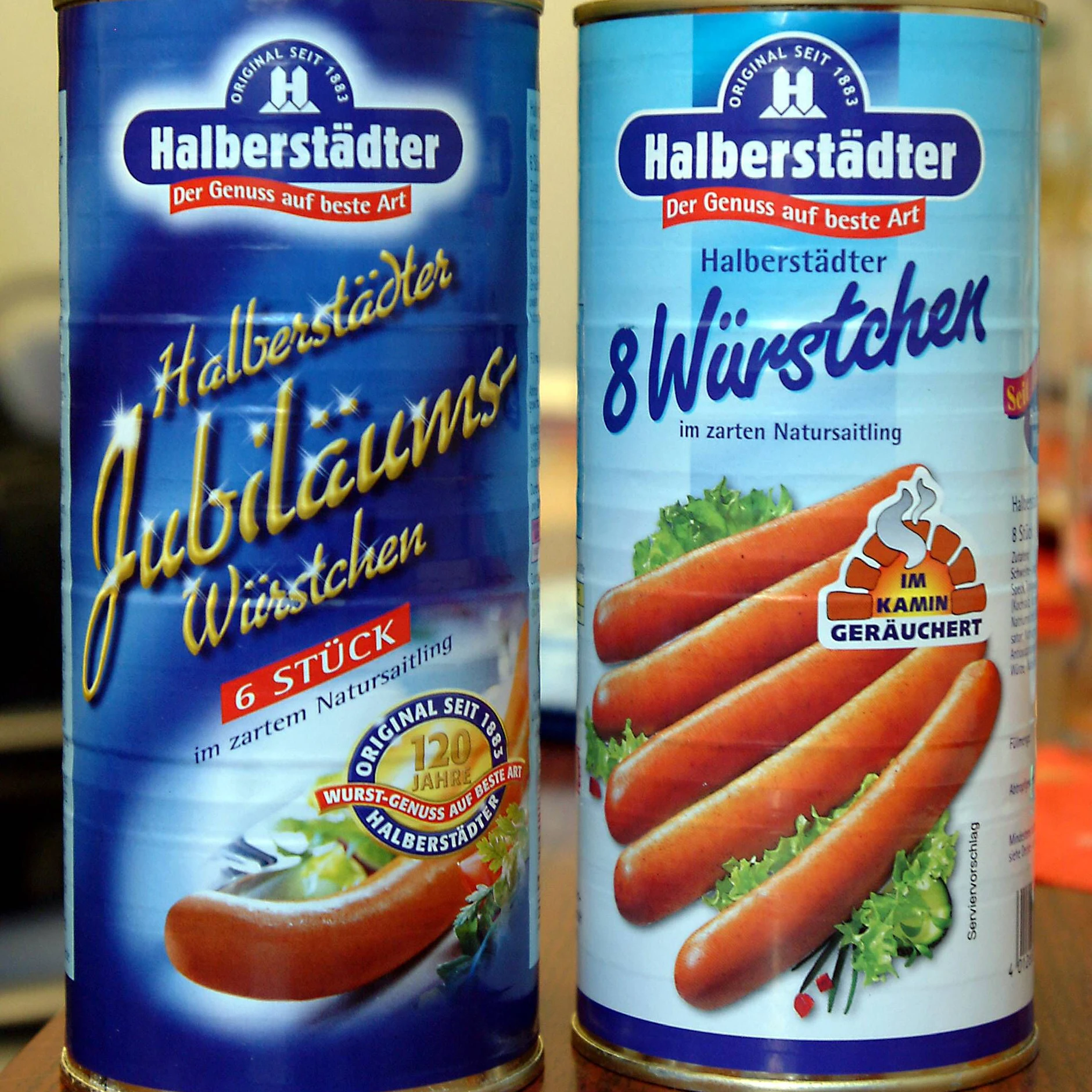 Zwei Büchsen Halberstädter Würstchen. Die Firma erfand die Würstchen-Konserve.