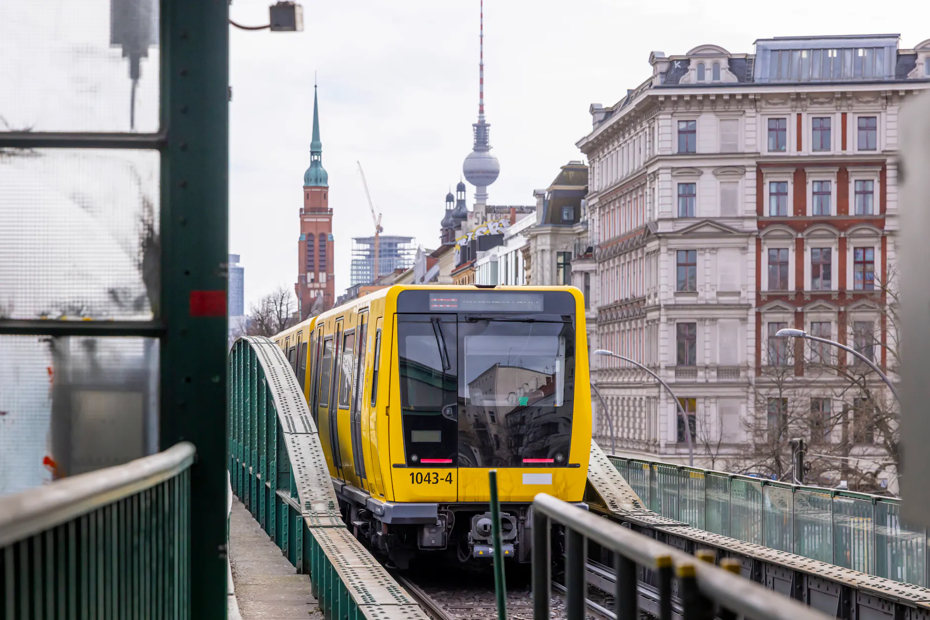 Eine U-Bahn der BVG vor dem U-Bahnhof Eberswalder Straße