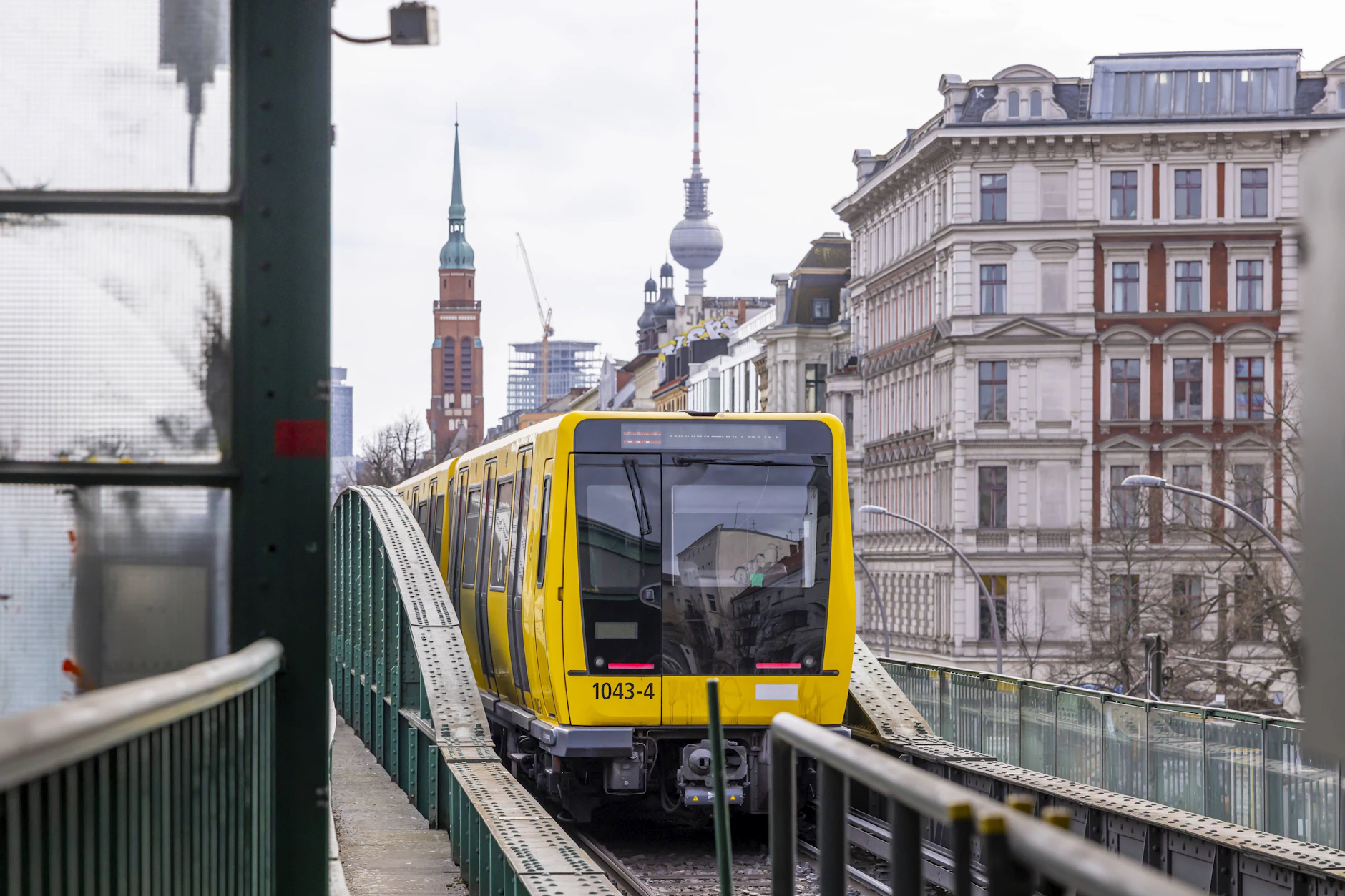 Eine U-Bahn der BVG vor dem U-Bahnhof Eberswalder Straße