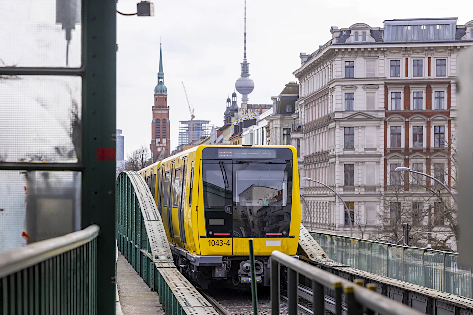 Eine U-Bahn der BVG vor dem U-Bahnhof Eberswalder Straße