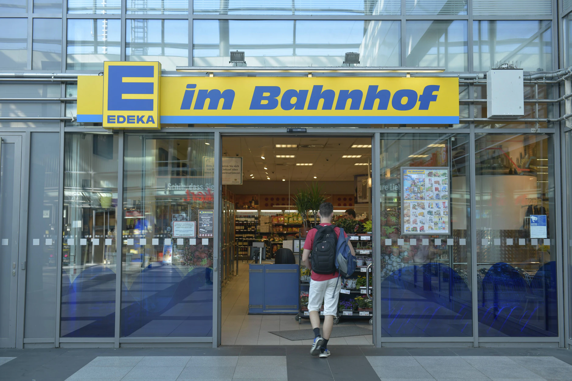 Perfekt, dann:BU: Der Edeka am Bahnhof Südkreuz hat am 1. Mai von 8 bis 22 Uhr geöffnet.