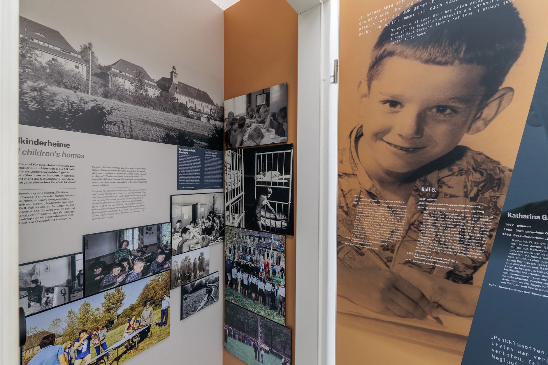 Die Dauerausstellung der Gedenkstätte in Torgau „Ich bin als Mensch geboren und will als Mensch hier raus!“ dokumentiert die repressiven Strukturen des DDR-Erziehungssystems und erinnert an die Schicksale ehemaliger Heimkinder.