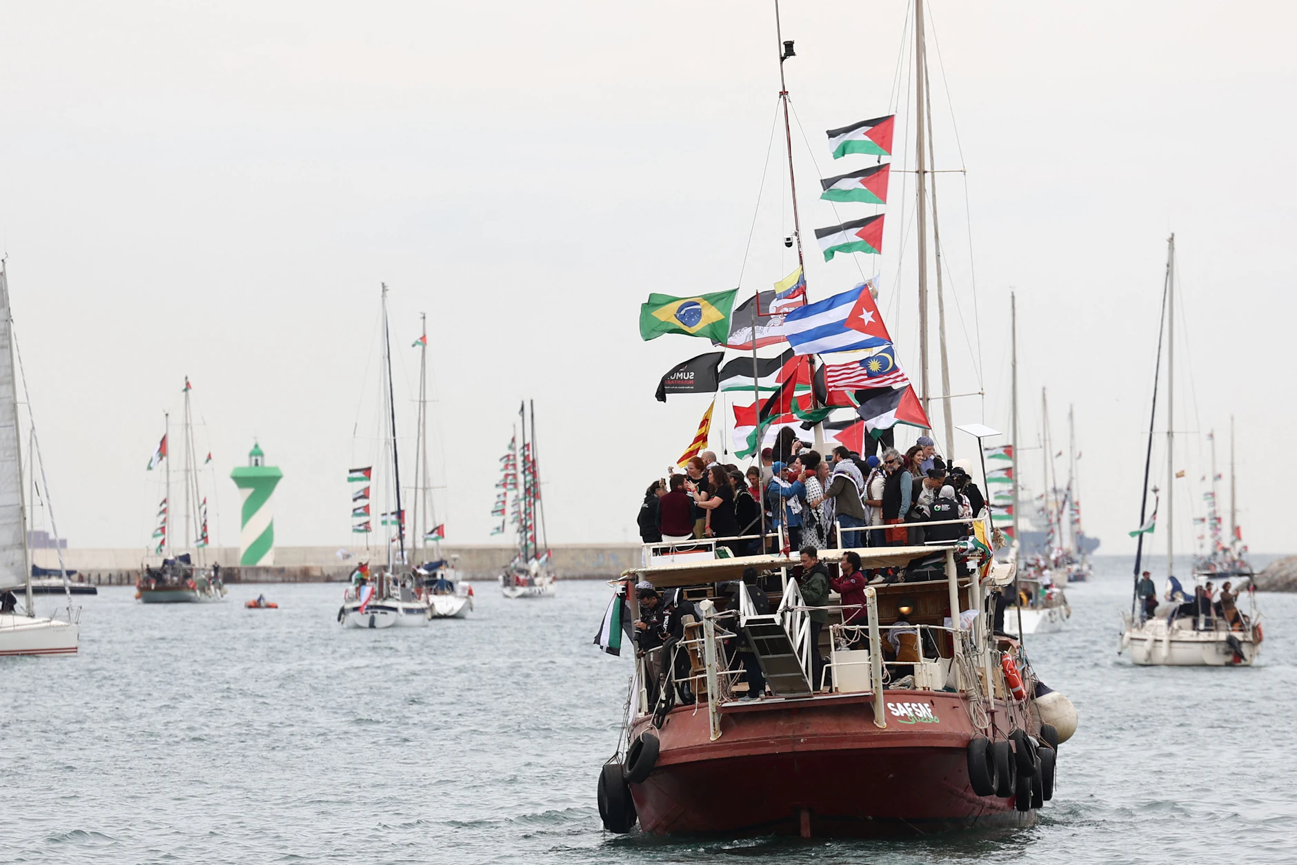 Boote einer neuen humanitären Flottille mit Ziel Gazastreifen legen am 12. April symbolisch vom Hafen Port Vell in Barcelona ab.