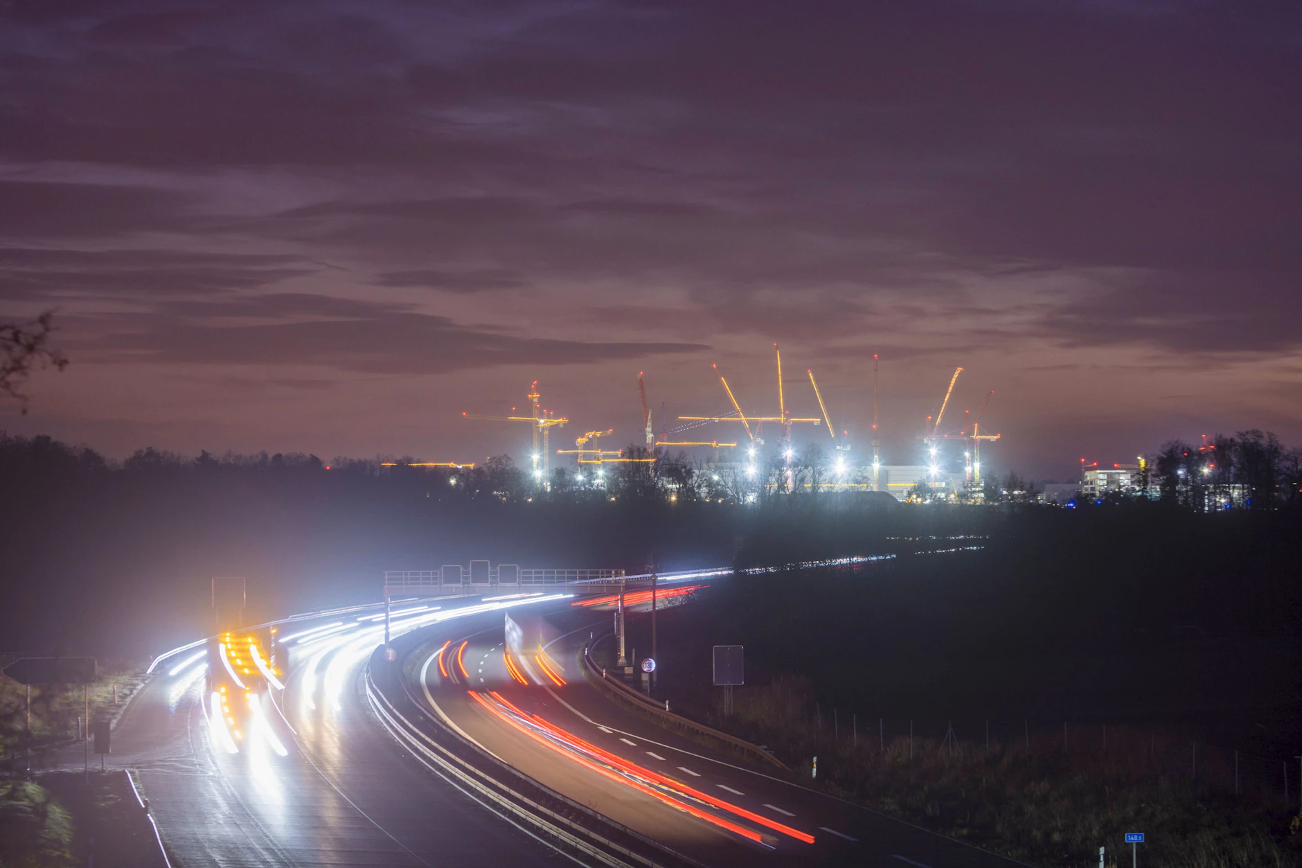 Bundesautobahn A4 bei Dresden: Die ESMC Baustelle der neuen Chipfabrik.