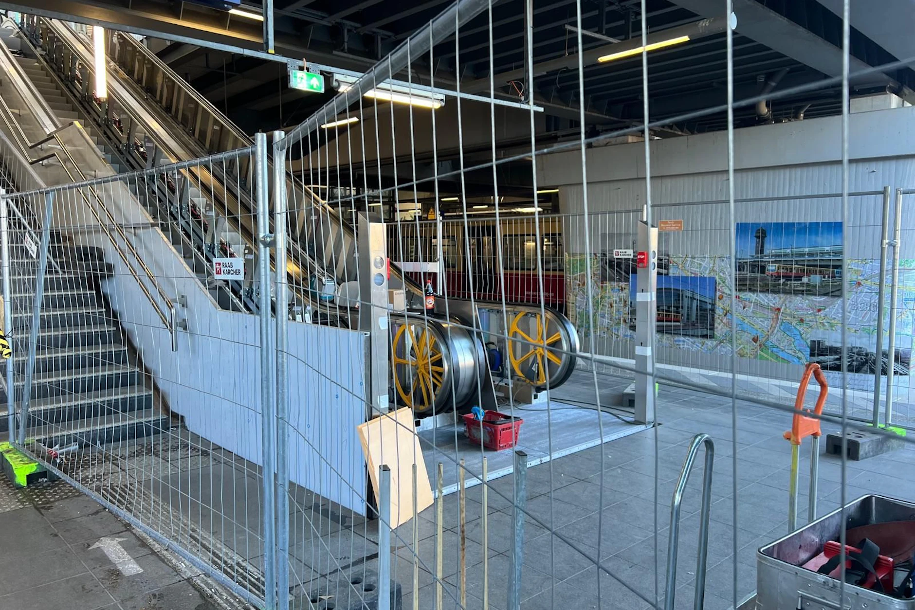 An vielen Berliner Bahnhöfen stehen noch immer die Rolltreppen still. Betroffen davon ist auch der Bahnhof Ostkreuz.