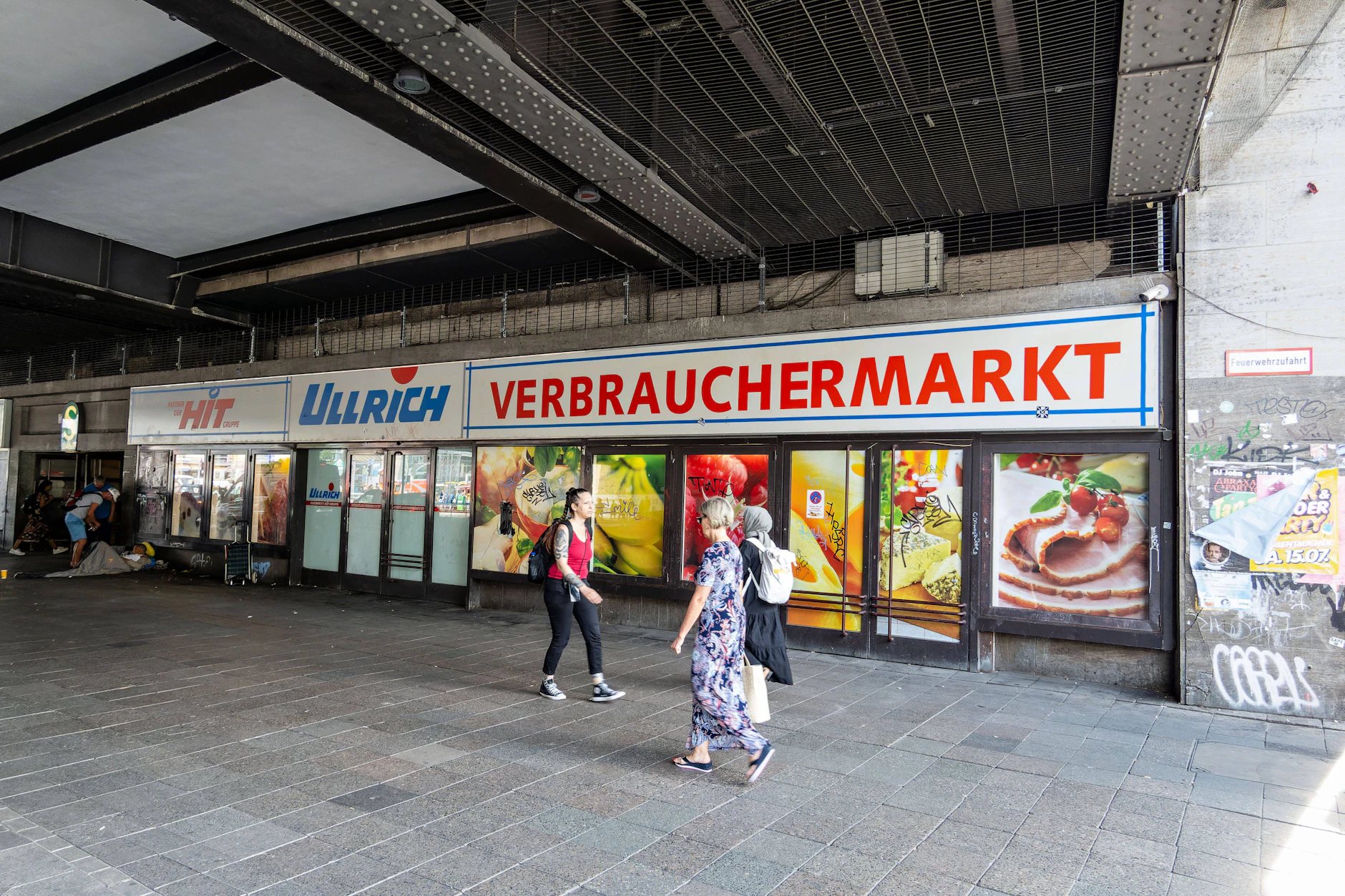 Der HIT Ullrich Verbrauchermarkt am Bahnhof Zoo hat am 1. Mai von 8 bis 22 Uhr geöffnet.