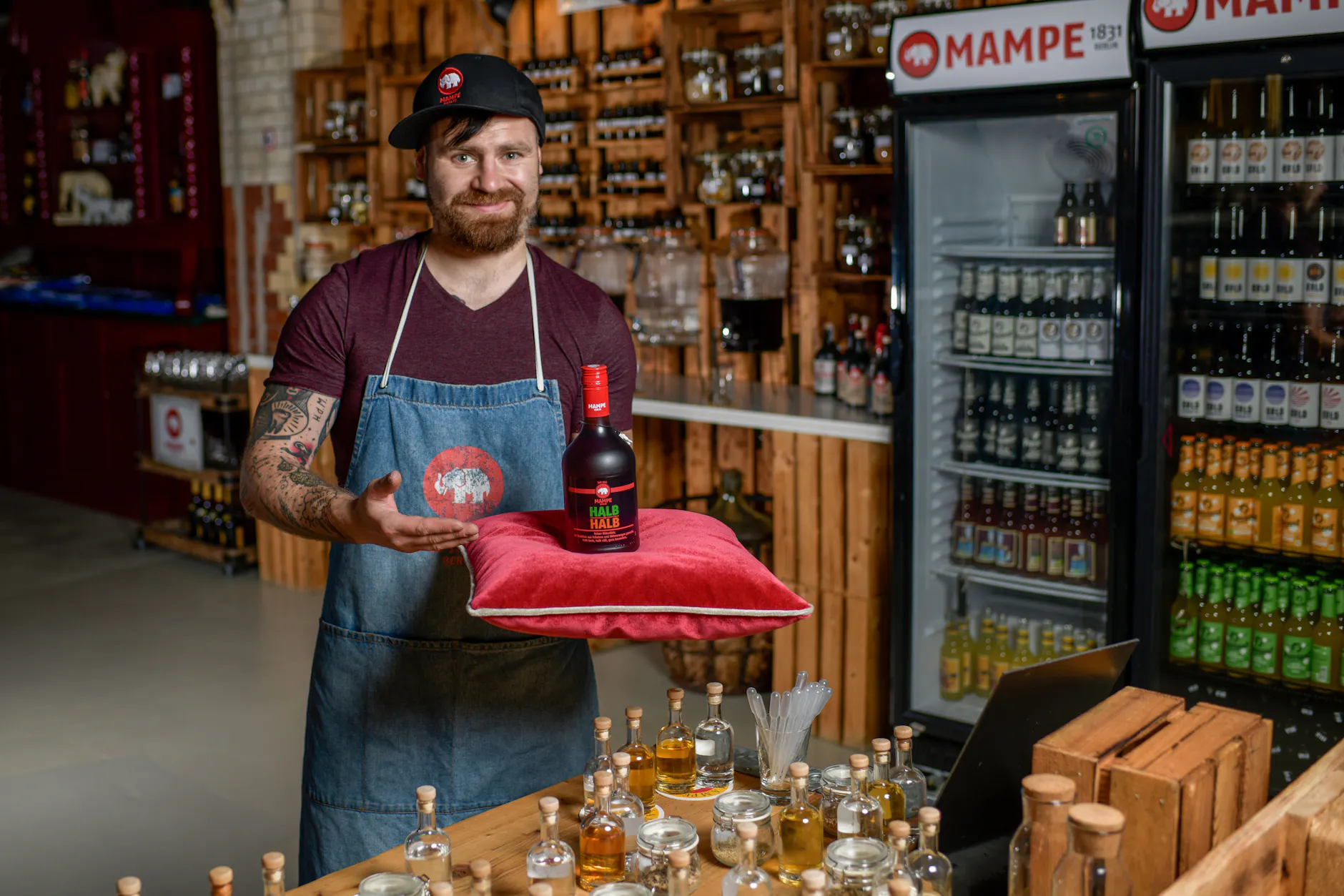 Danny Krüger ist Leiter Produktion und Qualitätsmanagement beim Berliner Spirituosenhersteller Mampe. Er weiß, wie sich Schnaps über die Zeit verändert.