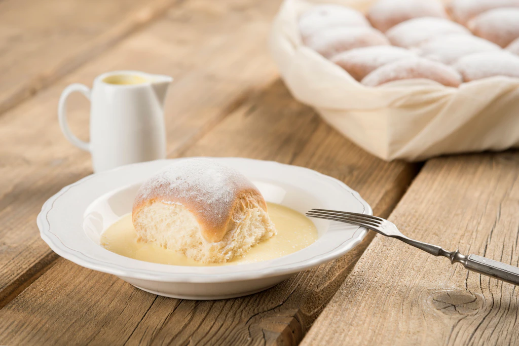 Vanillesoße schmeckt zu den weichen und lockeren Milchbrötchen namens Einback besonders gut.