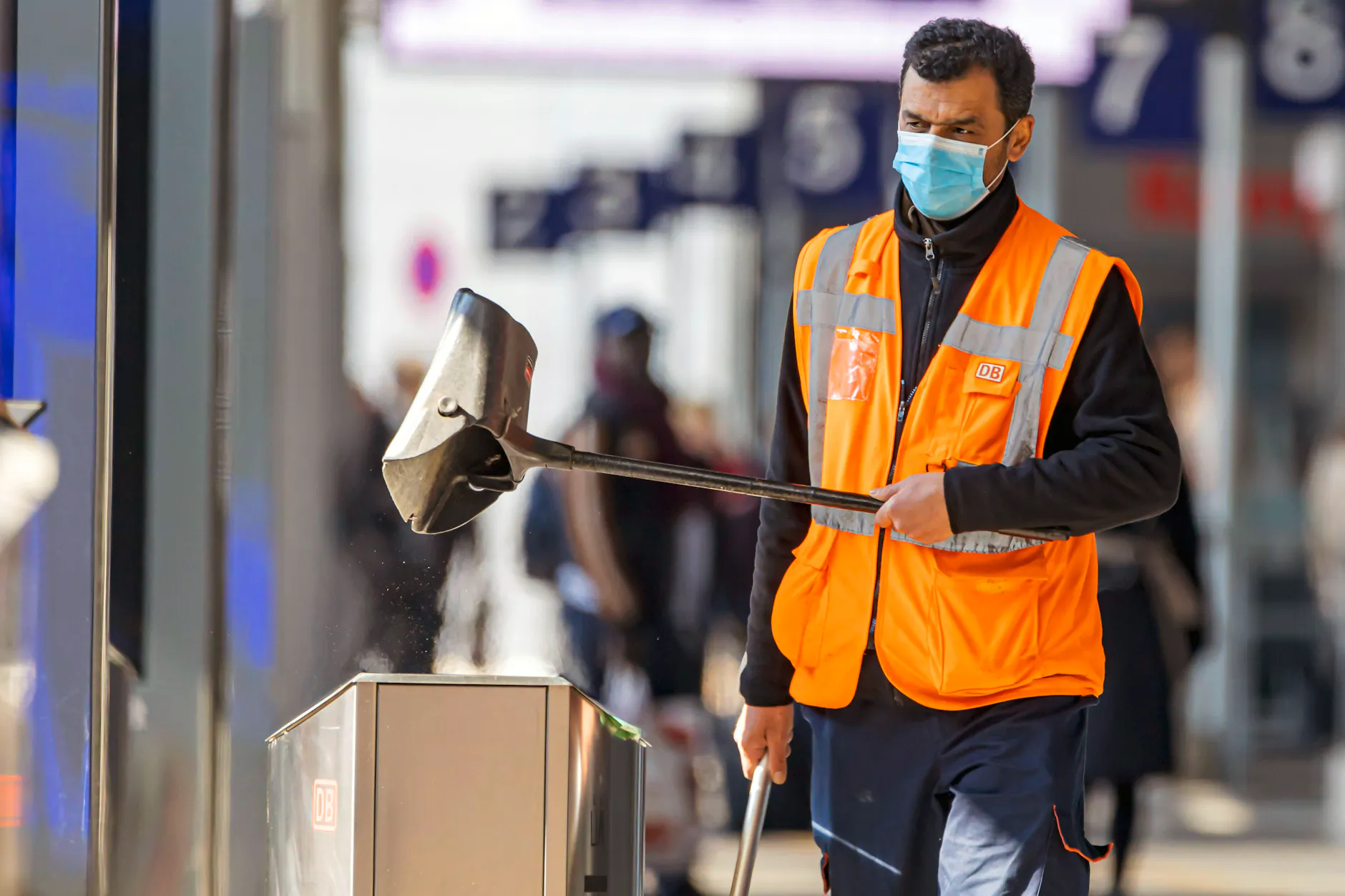 Deutsche Bahn kann auch sauber: Ein Mitarbeiter entsorgt Müll.