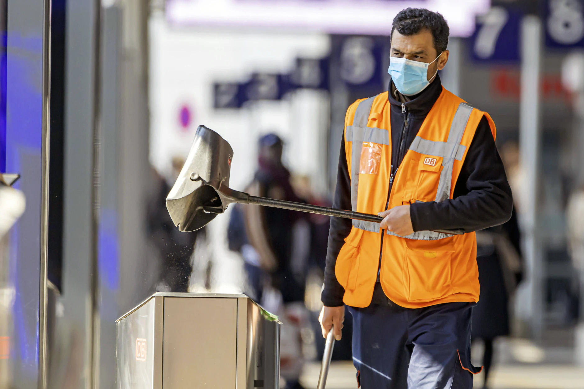 Deutsche Bahn kann auch sauber: Ein Mitarbeiter entsorgt Müll.