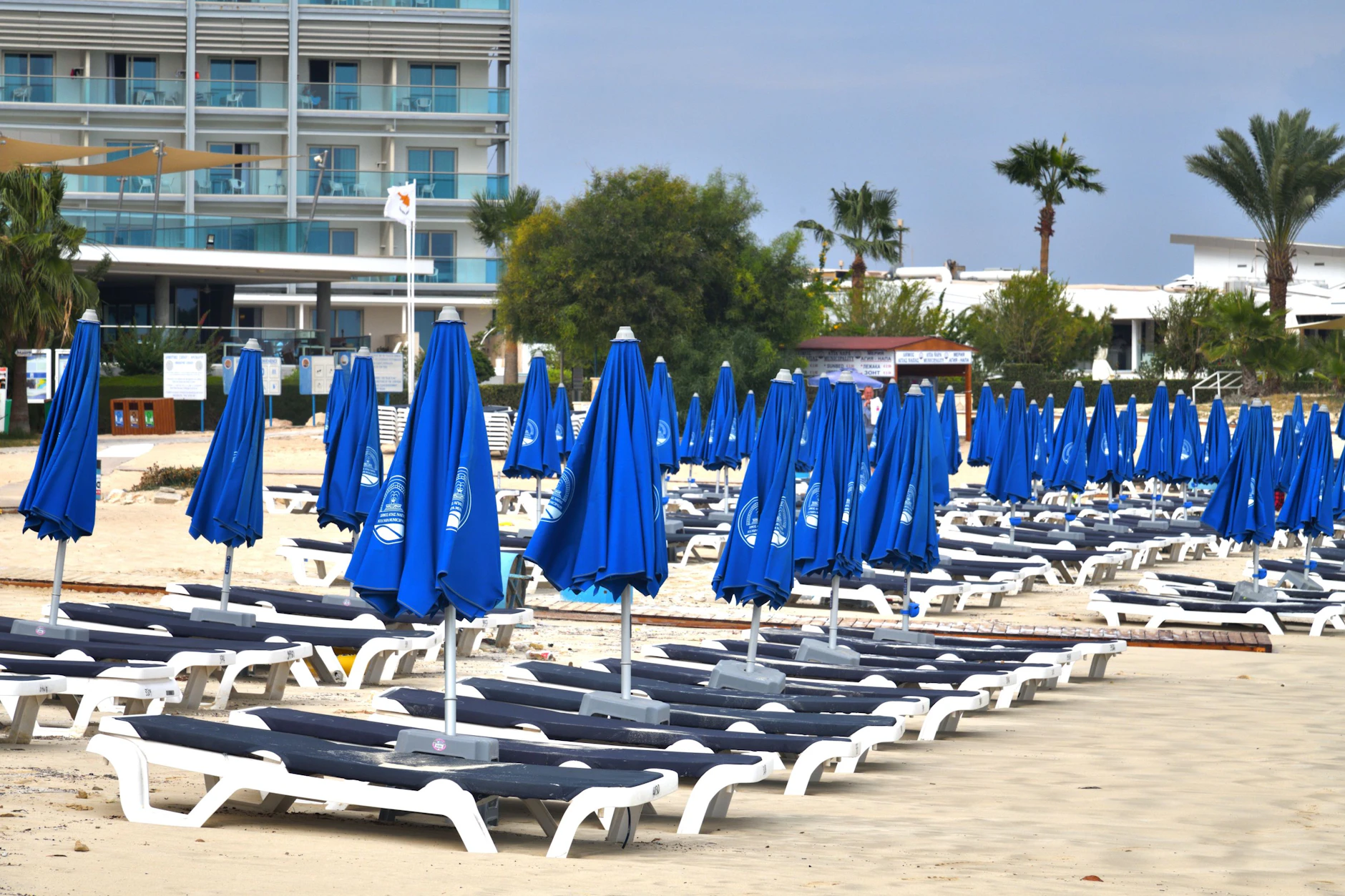 Im beliebten Ferienort Ayia Napa blieb im Frühjahr manch eine Sonnenliege leer.