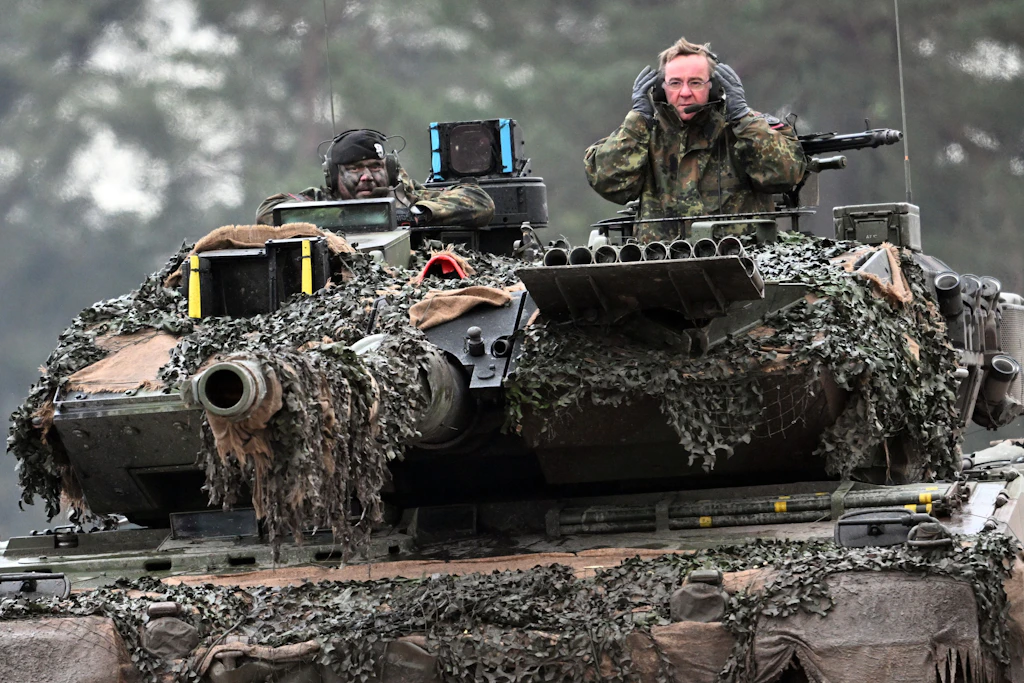 Boris Pistorius (SPD, r), Verteidigungsminister, fährt im Turm eines Leopard 2A6 mit einem Soldaten des Panzerbataillon 203 der Bundeswehr: Kann oder will das ihm unterstehende Ministerium keine Rechenschaft über den Verbleib von 47.000 Rüstungsaufträgen ablegen?