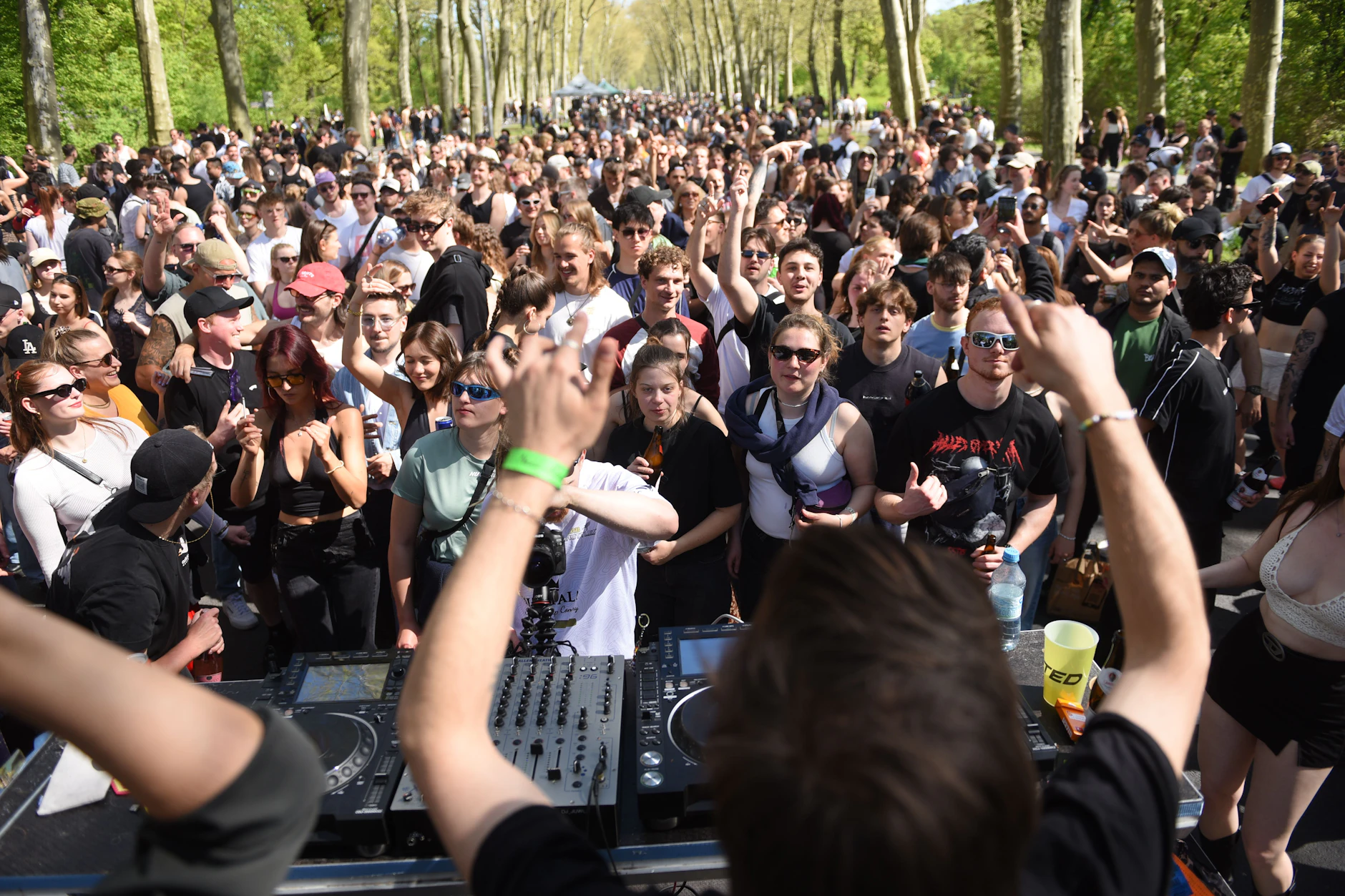 Bei einem Rave im Treptower Park feierten schon am Tag etliche Menschen den 1. Mai.