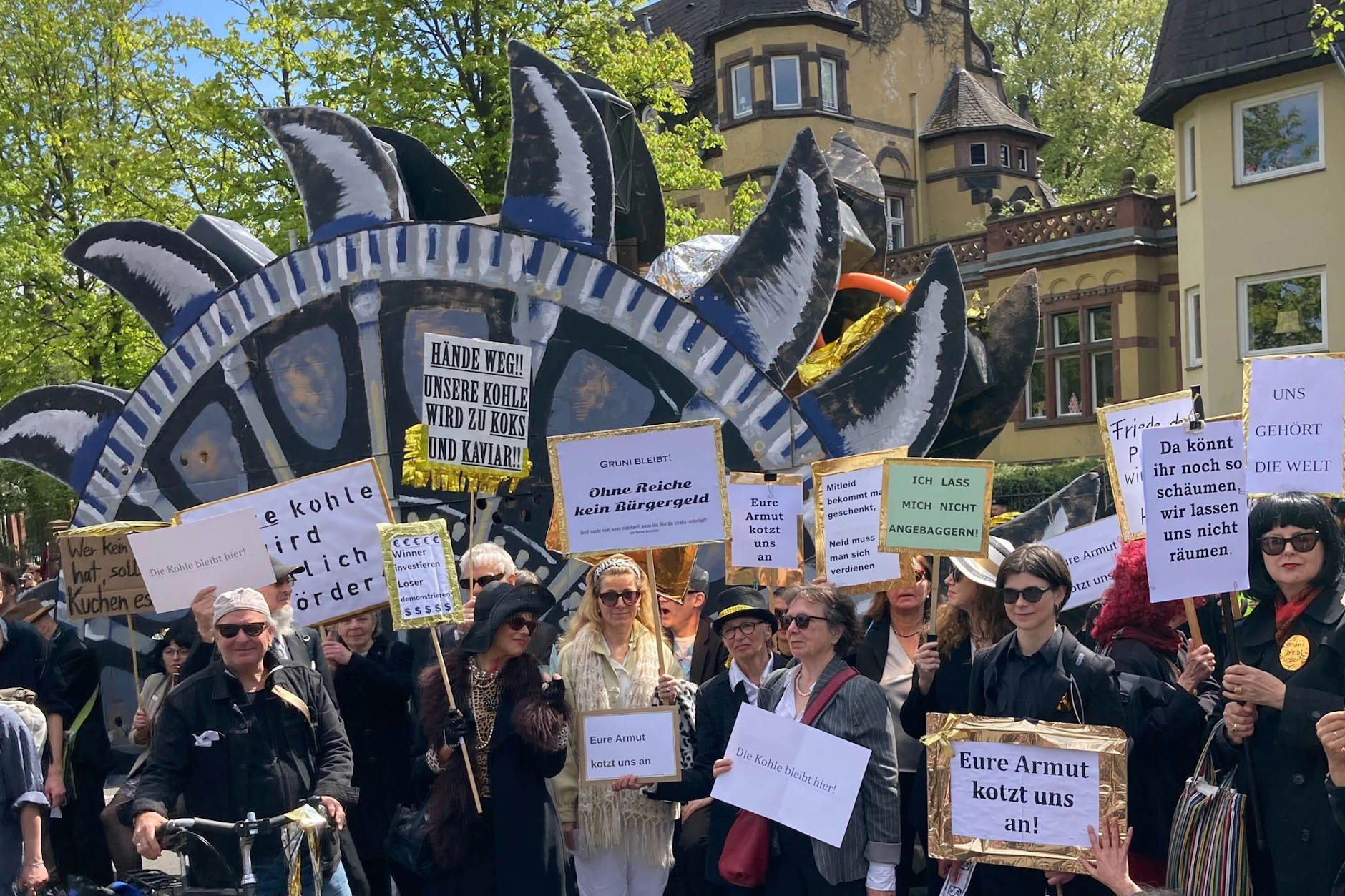 Hat was von Karneval: Jedes Jahr zieht die linke Satire-Demo «My Gruni» durch den Berliner Stadtteil Grunewald.