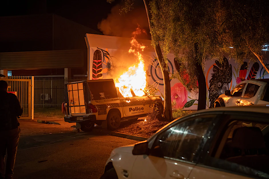 Ein brennender Polizeiwagen vor dem Krankenhaus in Alice Springs nach den Ausschreitungen am Donnerstagabend.