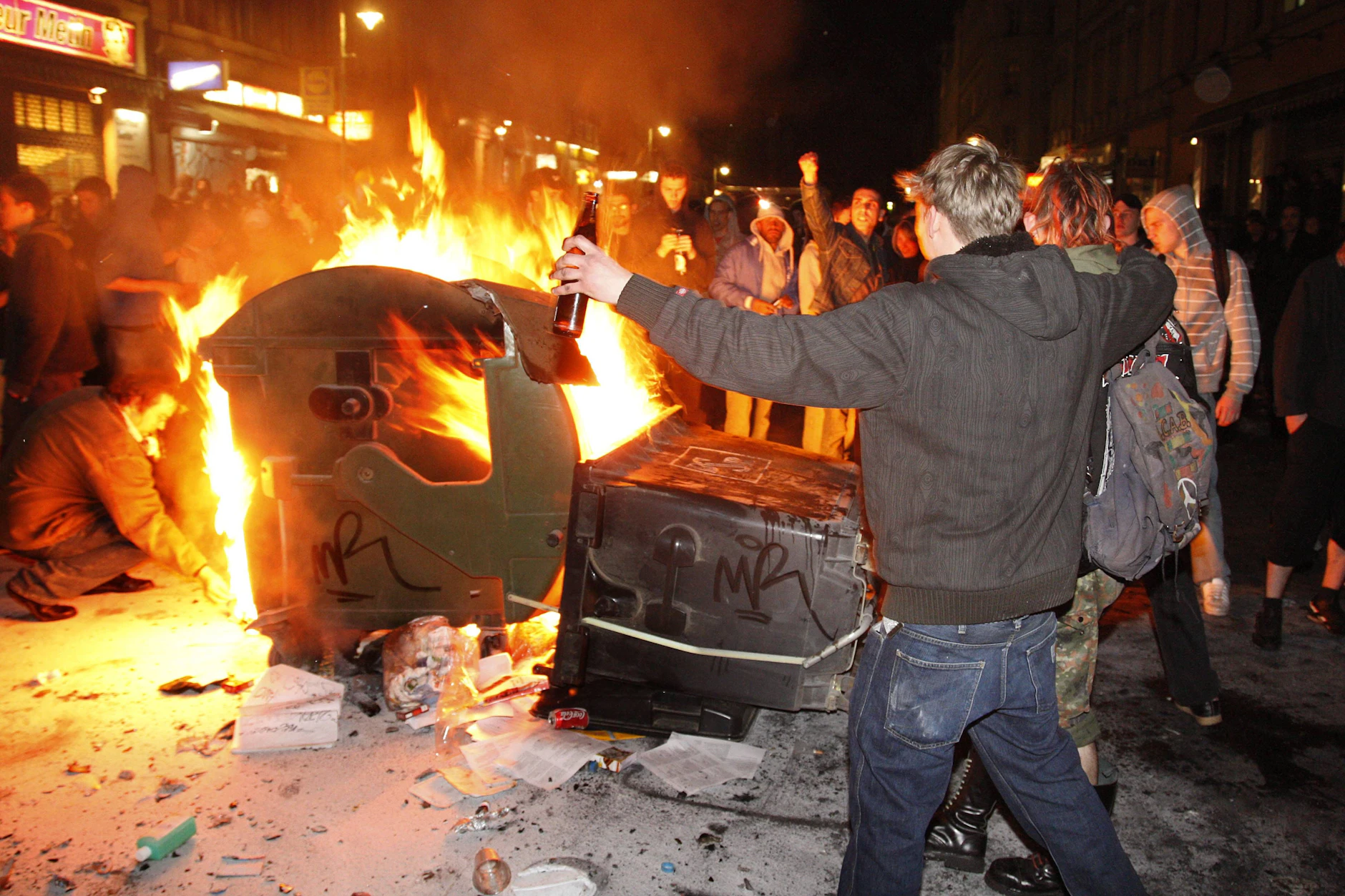 In der Vergangenheit (hier: brennende Müllcontainer in der Adalbertstraße am 1. Mai 2009) gab es bei den Demos am 1. Mai immer wieder teilweise heftige Ausschreitungen, doch in den vergangenen Jahren wurden die Proteste friedlicher.