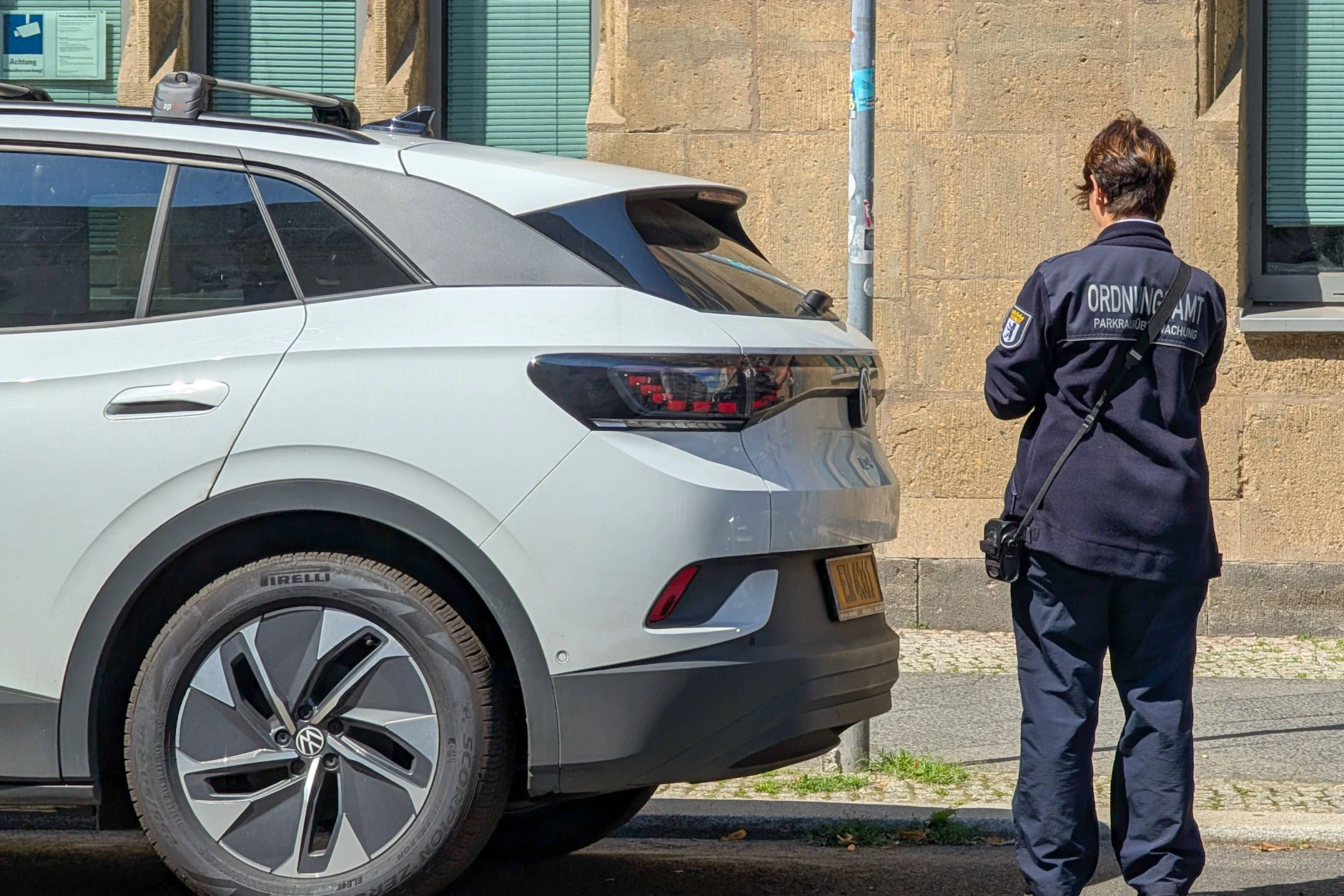 Einen Strafzettel, bitte: Eine Mitarbeiterin des Ordnungsamtes schreibt ein Auto auf, dessen Fahrer nicht korrekt fürs Parken gezahlt hat.