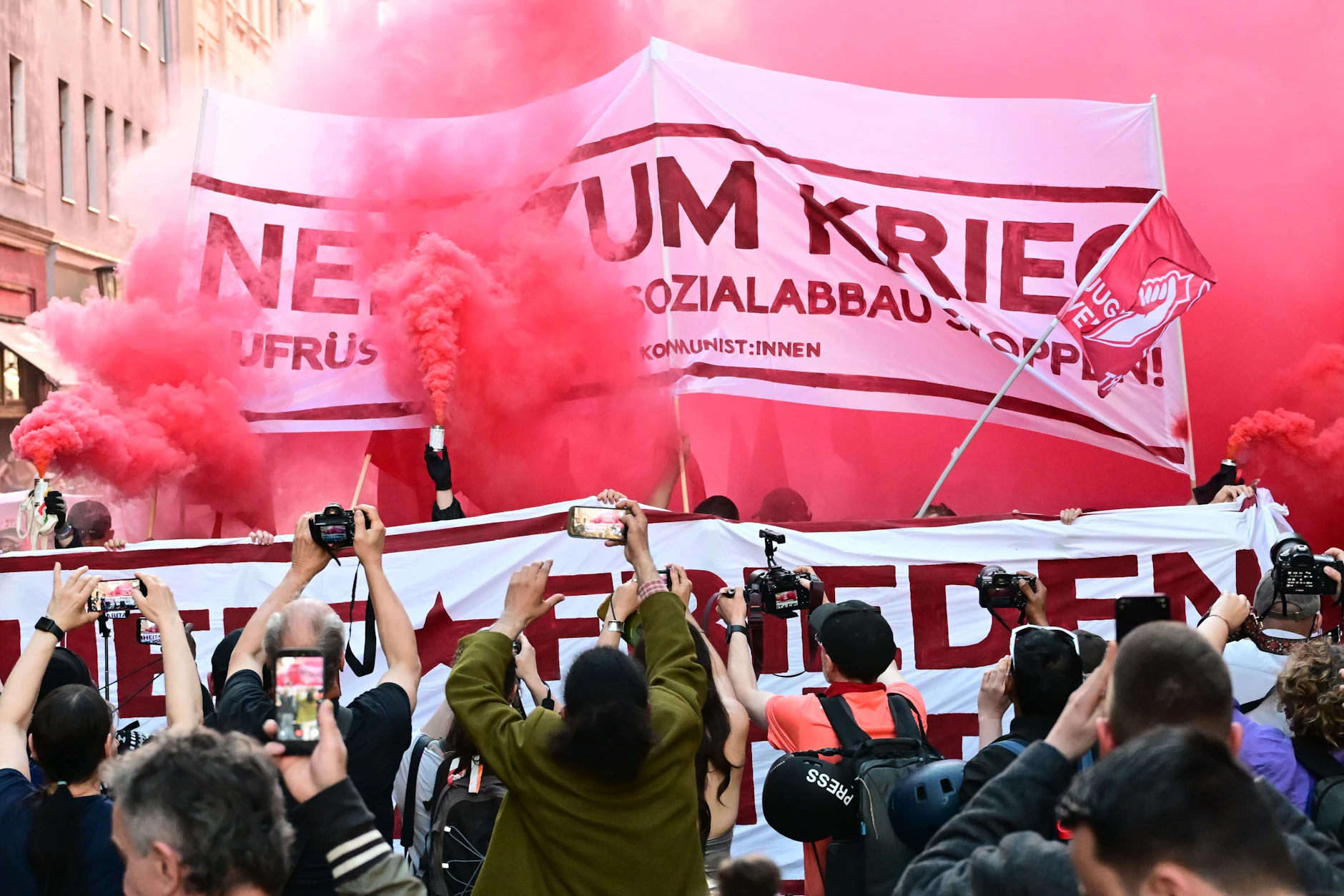 Rote Rauchfackeln während der Demonstration „Revolutionärer 1. Mai - Freiheit. Frieden. Solidarität.“ gezündet.
