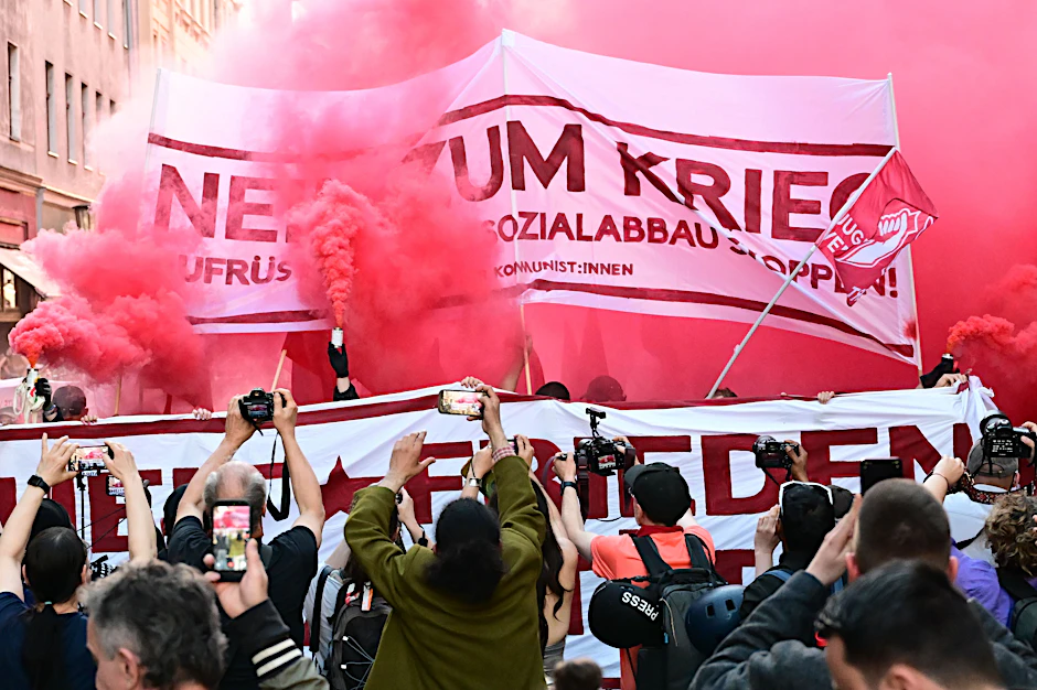 In der Vergangenheit (hier: brennende Müllcontainer in der Adalbertstraße am 1. Mai 2009) gab es bei den Demos am 1. Mai immer wieder teilweise heftige Ausschreitungen, doch in den vergangenen Jahren wurden die Proteste friedlicher.