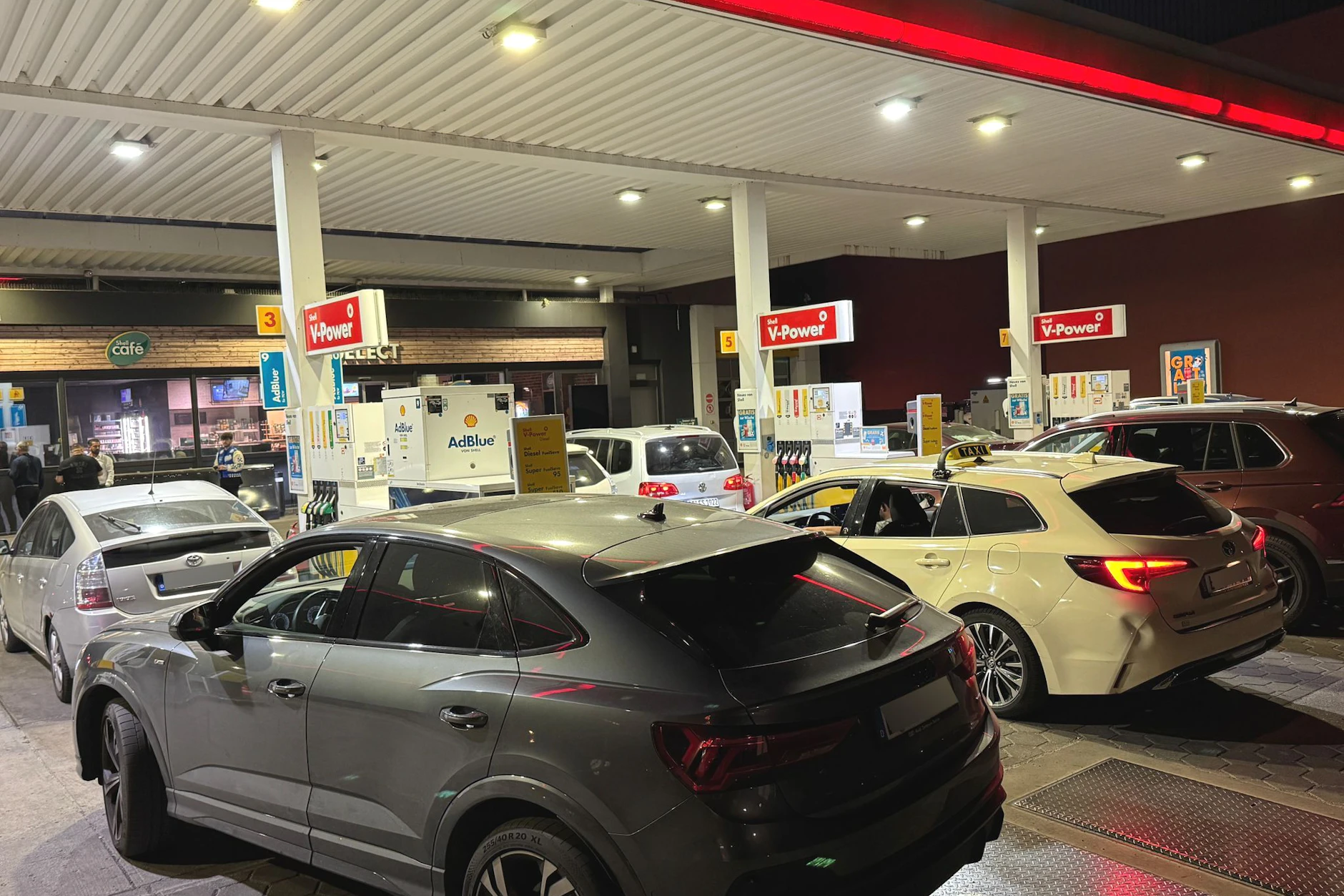 An der Tankstelle in der Kreuzberger Lobeckstraße stauten sich kurz nach Mitternacht die Autos, weil jeder den steuerbegünstigten Sprit tanken wollte.