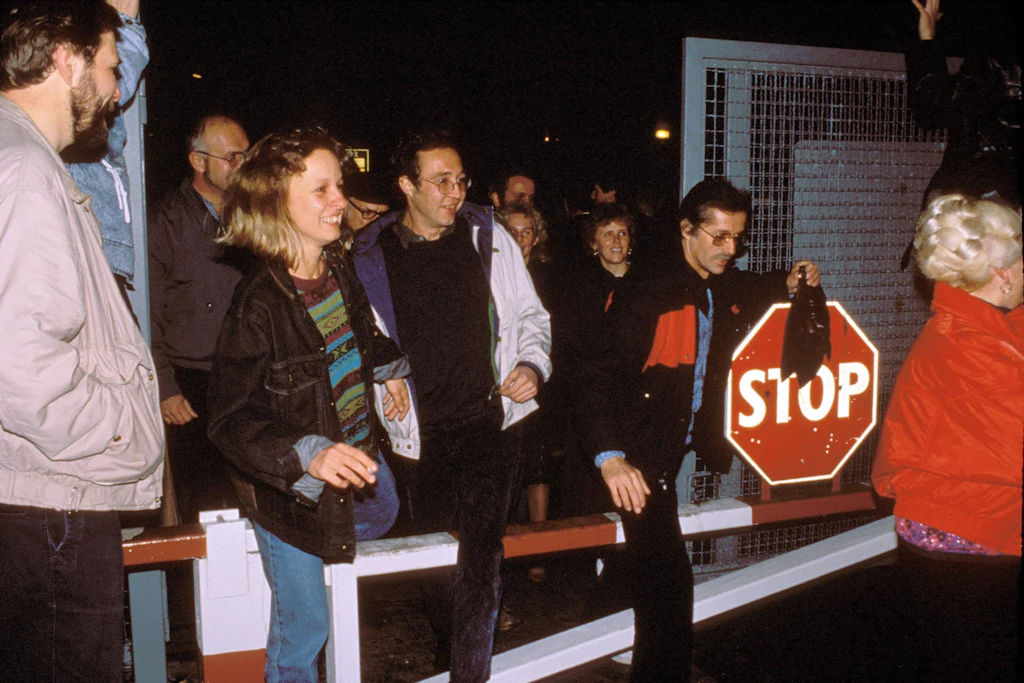  Grenzöffnung an der Bornholmer Brücke, DDR-Bürger springen über den Schlagbaum.