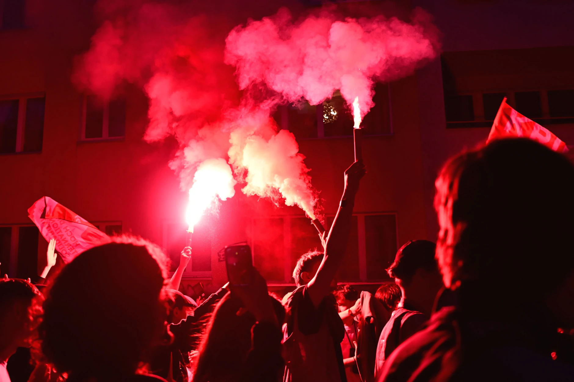 Bei der Demo „Revolutionärer 1. Mai - Freiheit. Frieden. Solidarität.“ wurden auch bengalische Fackeln gezündet.
