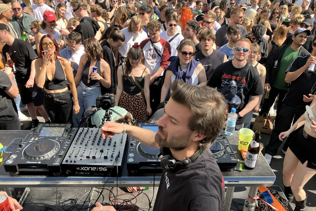 Rave im Treptower Park: Die Menschen feiern, die Bahnen stehen still
