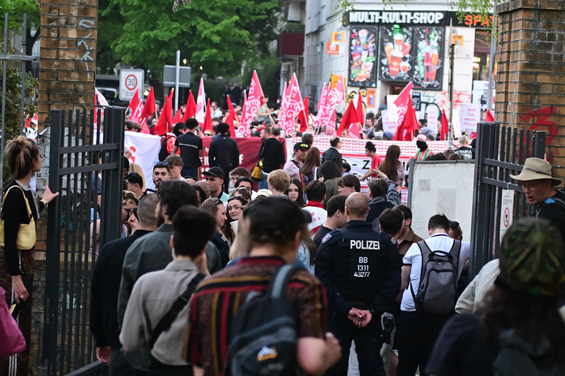 Der Demonstrationszug „Revolutionärer 1. Mai - Freiheit. Frieden. Solidarität.“ zieht am Görlitzer Park vorbei.