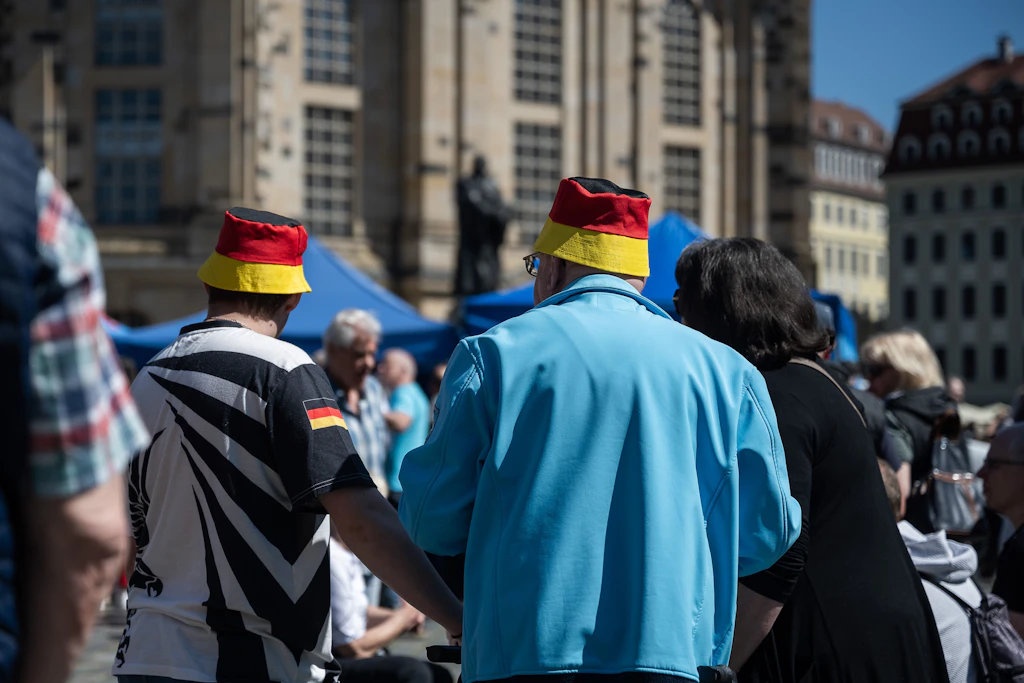 Zwei Besucher mit auf AfD-Veranstaltung in Dresden.