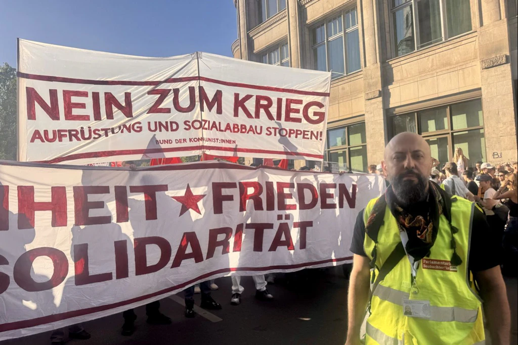 Die Blöcke formieren sich. Ferat Koçak von der Linken ist als parlamentarischer Beobachter dabei.
