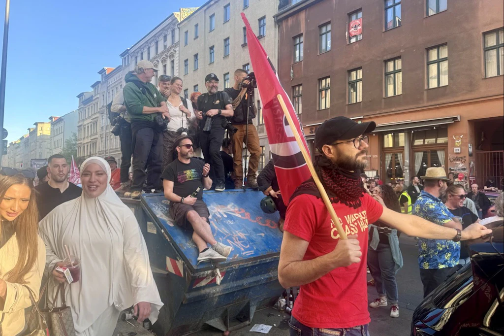 Der Demonstrationszug in Kreuzberg setzt sich in Bewegung.