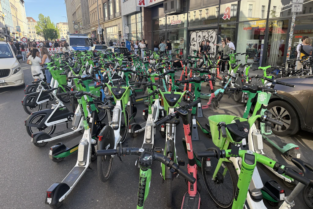 Alternative zu Bus und Bahn: Überall stehen E-Scooter auf der Oranienstraße
