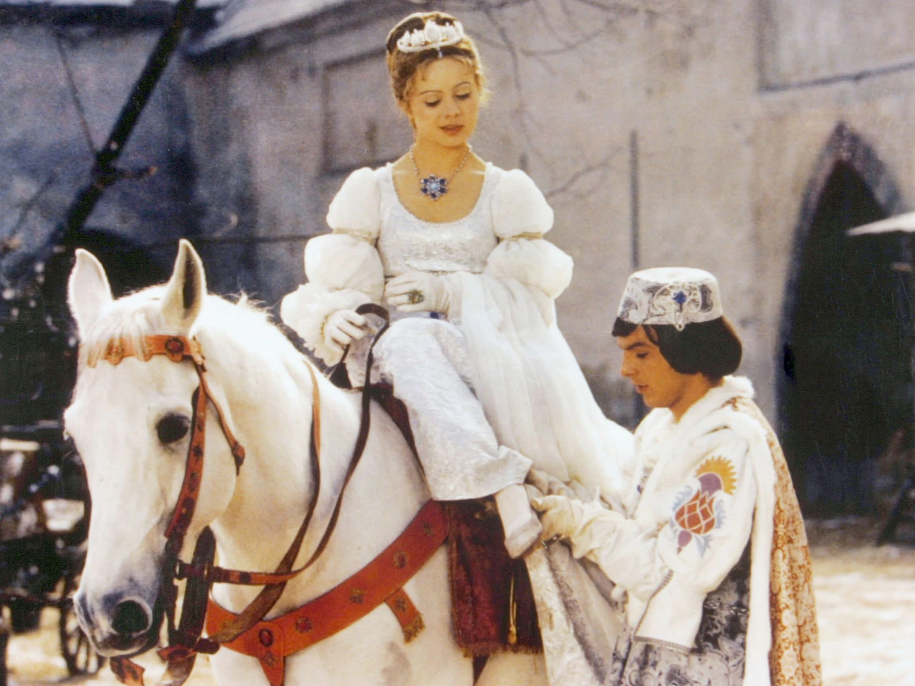 Der Prinz (Pavel Trávnícek) passt Aschenbrödel (Libuše Šafránková) den verlorenen Schuh an. Mit dem Märchen wurde die junge tschechische Schauspielerin zur Legende des Ocens.