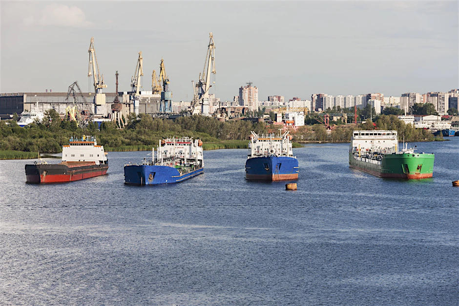 Öltanker im Hafen von Sankt Petersburg: Russland liefert laut Reuters inzwischen große Mengen Rohöl nach Syrien.